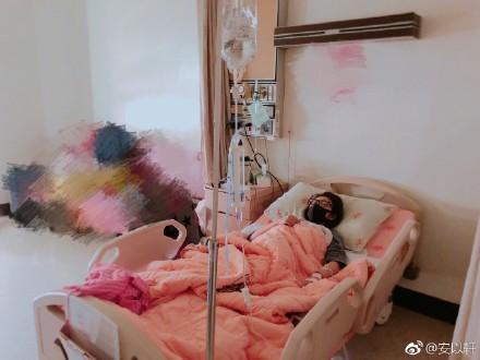 安以軒今天微博PO出入院打點滴和病房照。（翻攝微博）