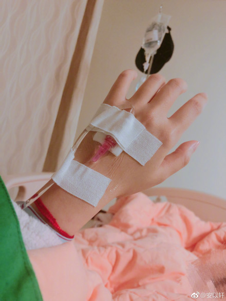 安以軒今天微博PO出入院打點滴和病房照。（翻攝微博）
