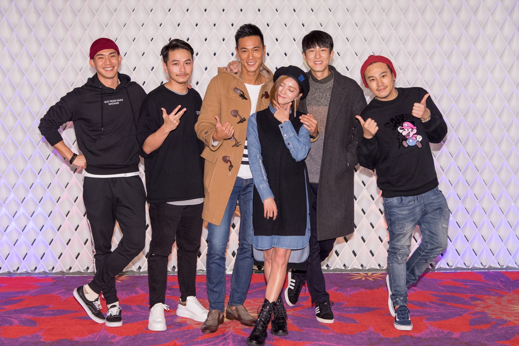 豆花妹（右三）與同劇男演員都相處融洽，還被冠上仙女封號。（三立提供）