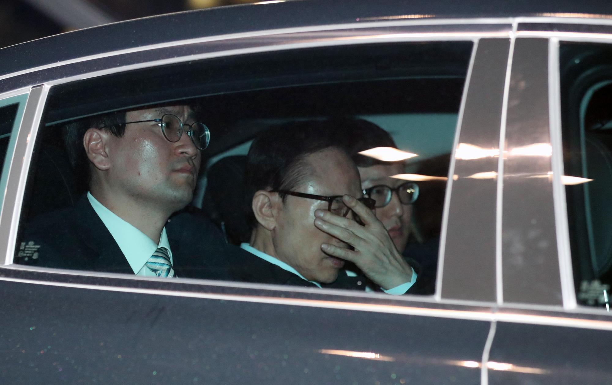 首爾中央地方法院22日深夜批准逮捕李明博後,檢方隨即前往李明博私邸將他逮捕。