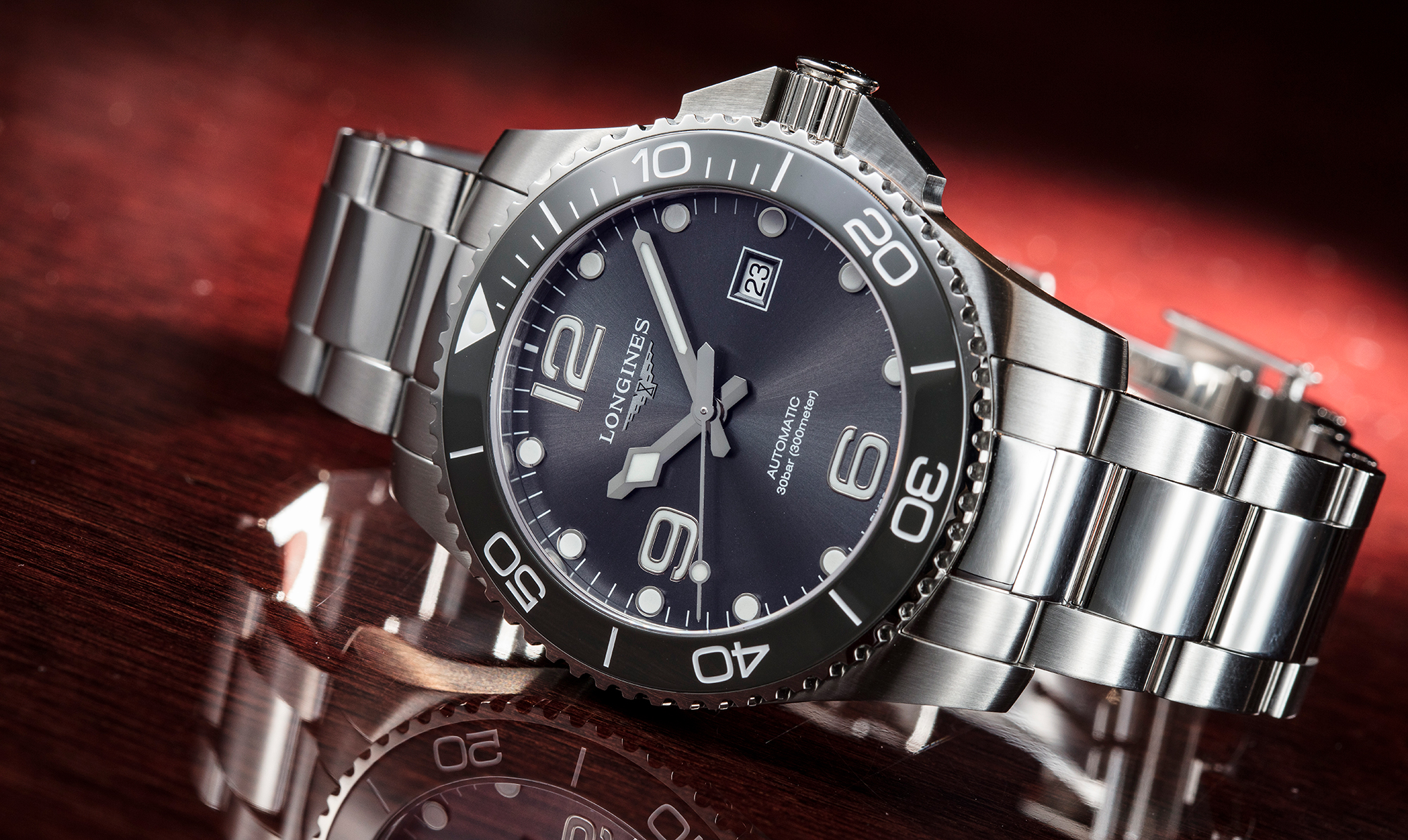 等待許久,浪琴的深海征服者系列終於有新色登場了,而且還升級推出陶瓷錶圈的版本,相信又要橫掃潛水錶市場了。