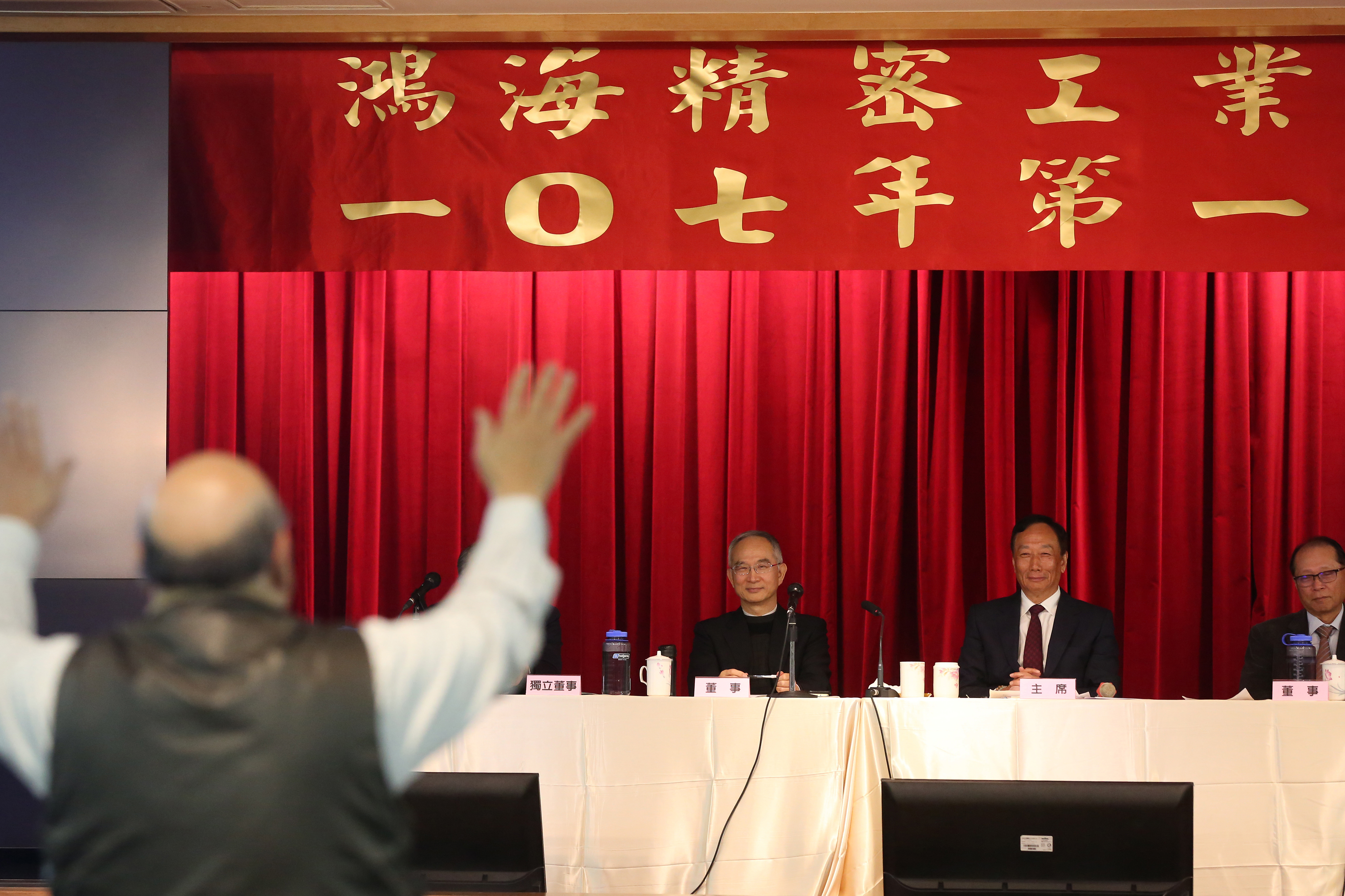 鴻海董事長郭台銘開出支票，說要幫解決小股東參與富士康工業互聯網FII上市抽籤問題，真的說到做到。