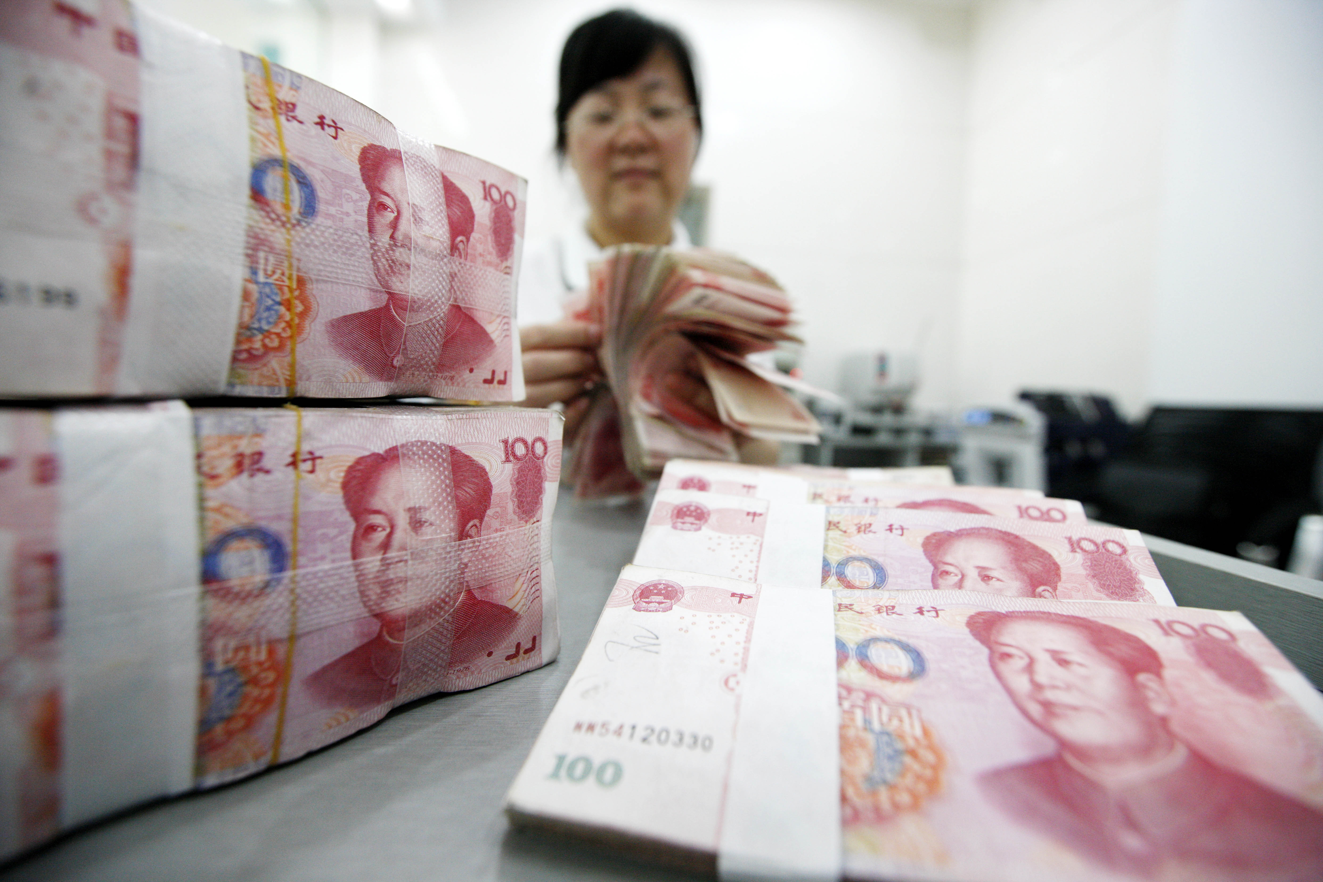 貿易戰難免延燒至匯率政策，如果中國為了讓出口產品具優勢，祭出人民幣貶值因應關稅，此對持有人民幣的投資人將是一大影響。（東方IC）