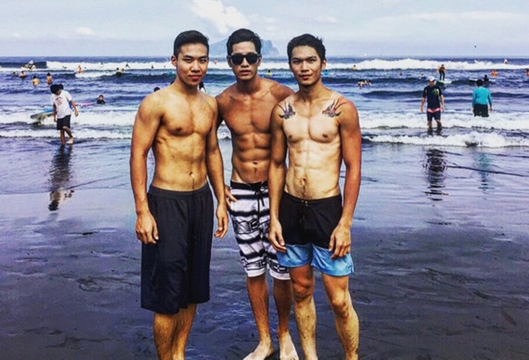 藝人陳凱倫的寶貝兒子陳銳（中）洗刷形象重新出發，如今當上CEO。（翻攝自陳銳臉書）