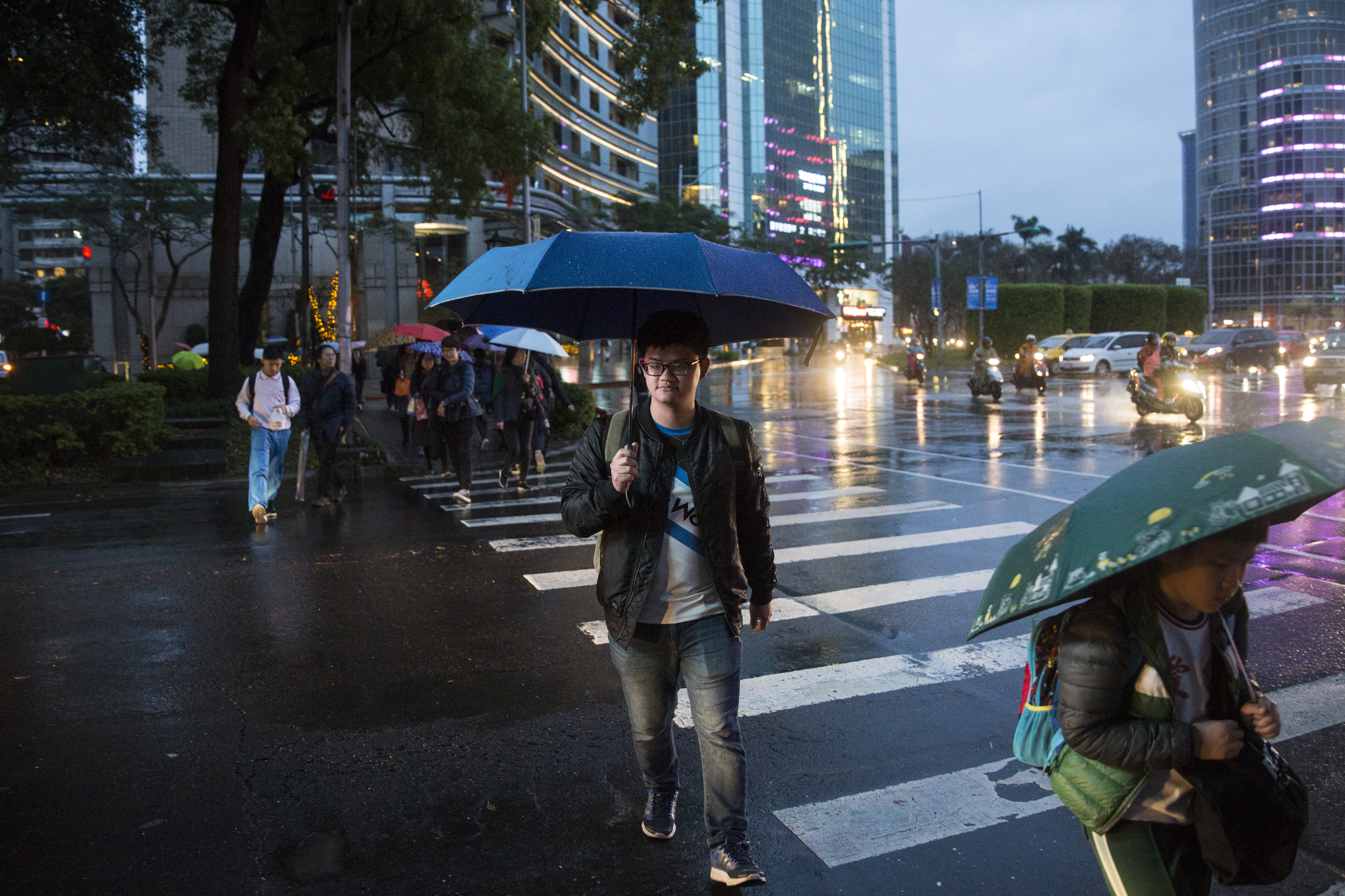 陳威霖非常敬業,每次採訪都穿著所屬的閃電狼電競團隊T恤。