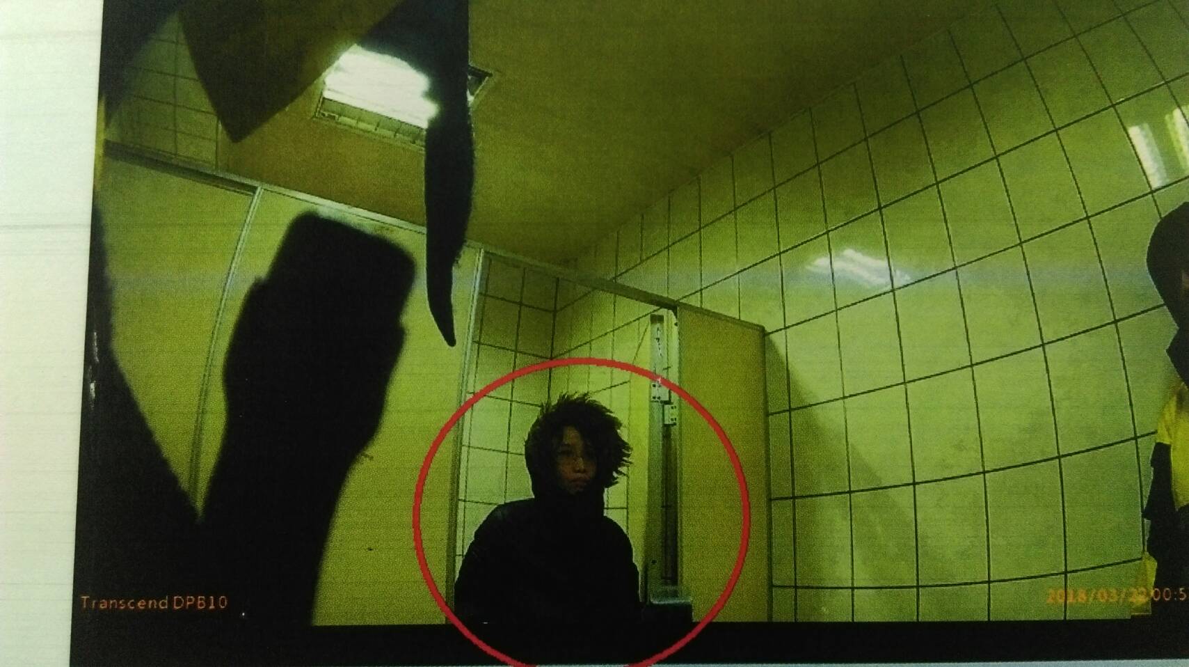 黃女潛入社區躲在廁所內，警方勸阻卻遭潑鹽酸。（翻攝畫面）