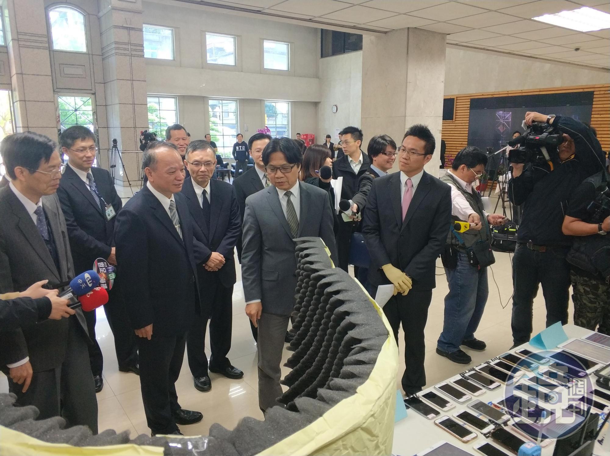 內政部長葉俊榮巡視刑事局,了解斬手行動成效。