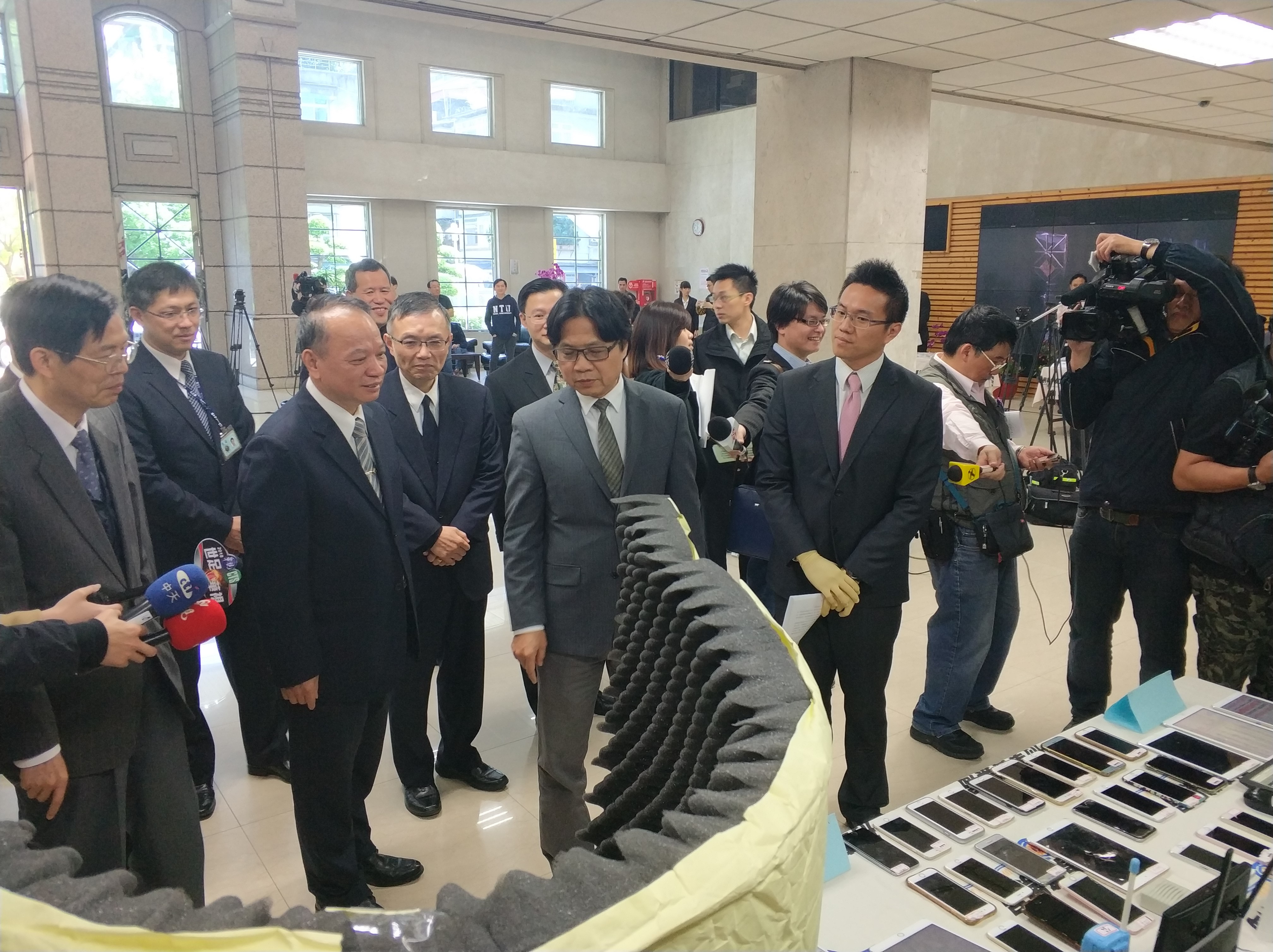 內政部長葉俊榮巡視刑事局，了解斬手行動成效。