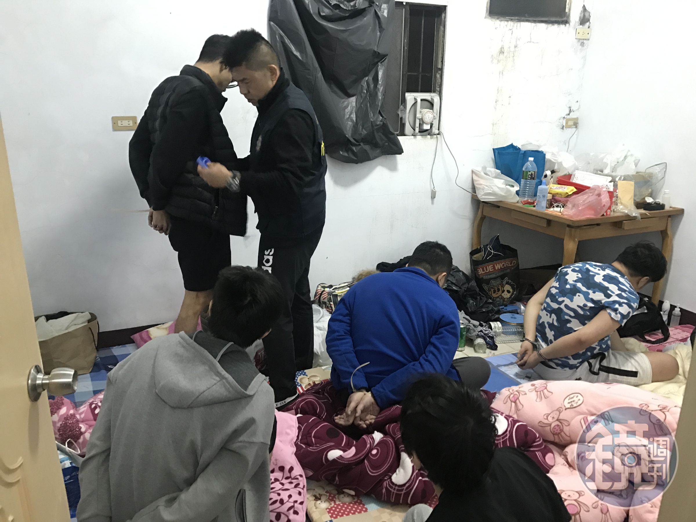 警方搜索嫌犯藏身的民宅。（刑事局提供）