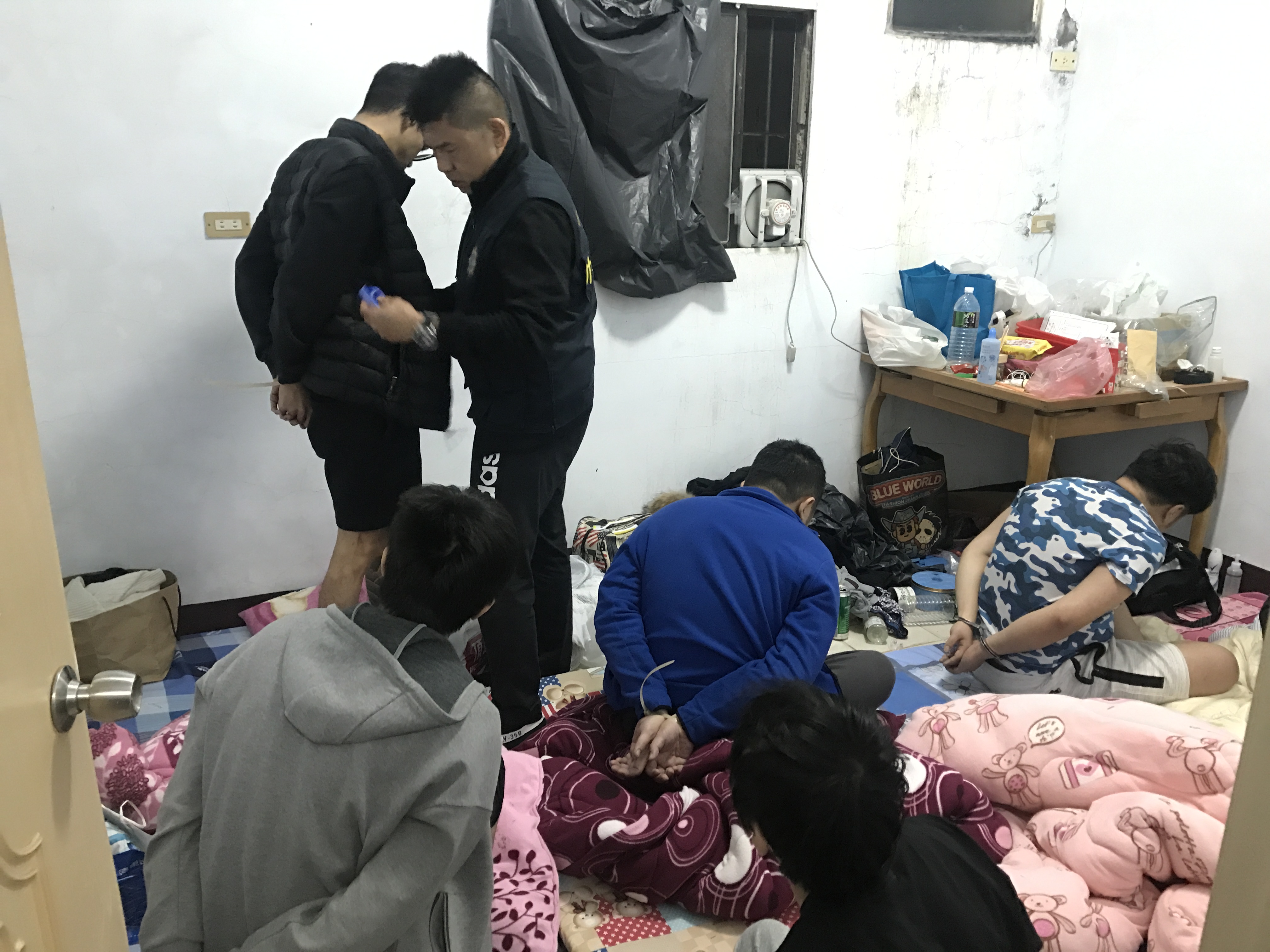 警方搜索嫌犯藏身的民宅。（刑事局提供）