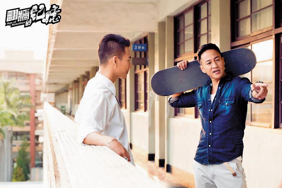 何潤東是個用力派,導戲時常常親身示範。左為吳念軒。(翻攝自《翻牆的記憶》臉書)