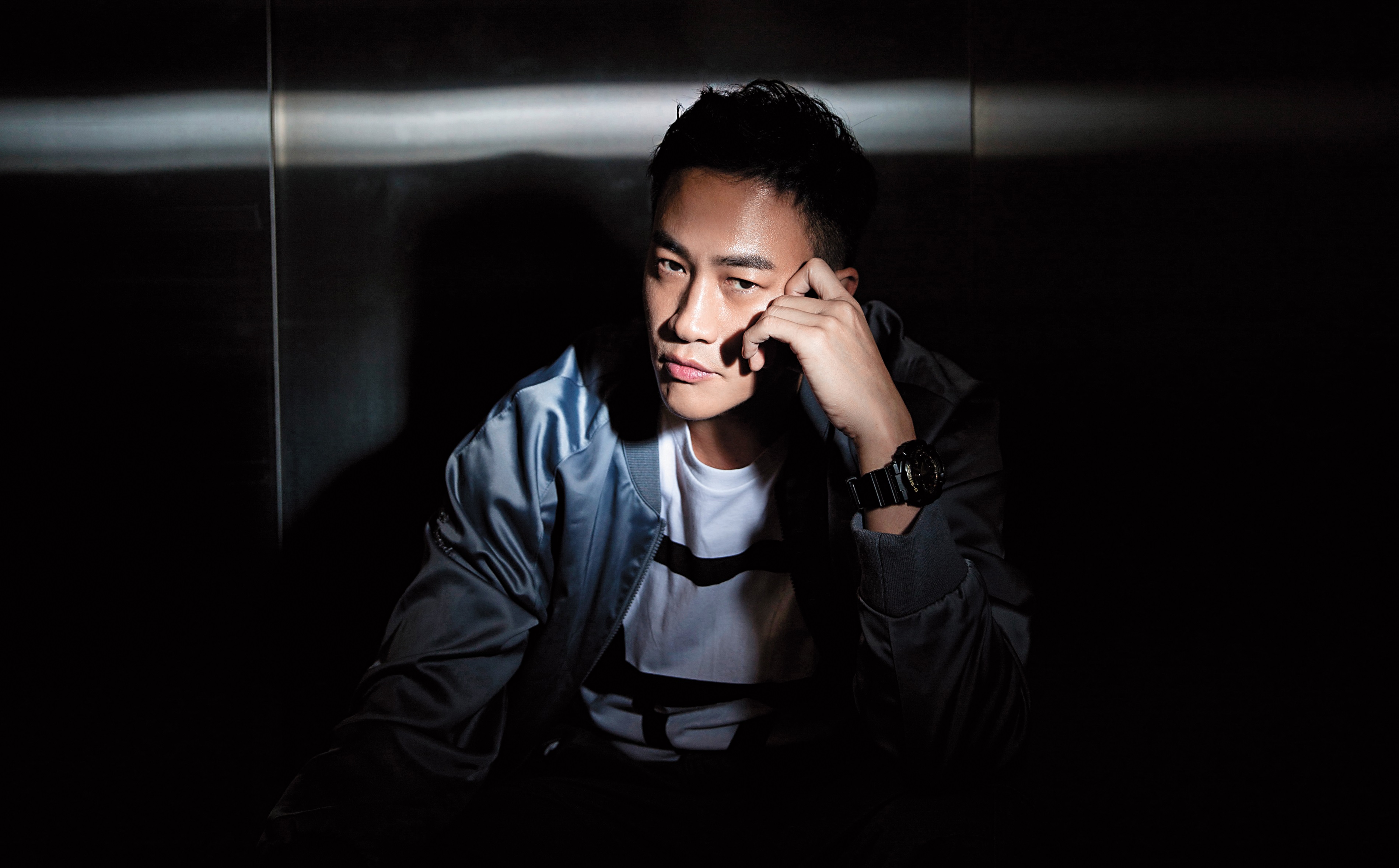 何潤東形容自己是個作夢的人,有很多大理想,未必很實際,夢裡有光有暗,但他不想太多。「如果我太多雜念,反而會邊走邊退。」