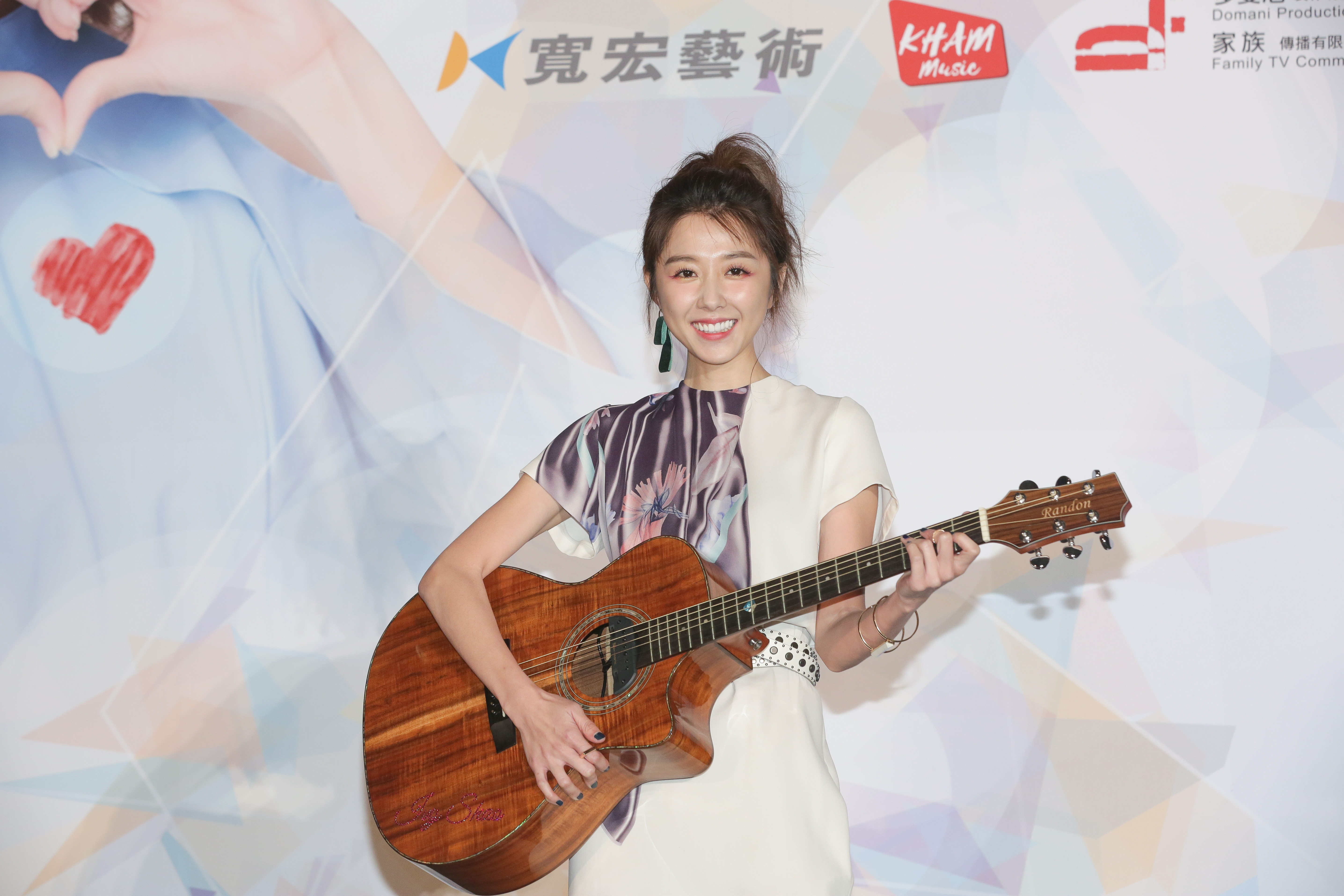 邵雨薇宣佈簽約寬宏藝術跨行當歌手，記者會送上吉他希望她能勤練琴技當個全能音樂人。