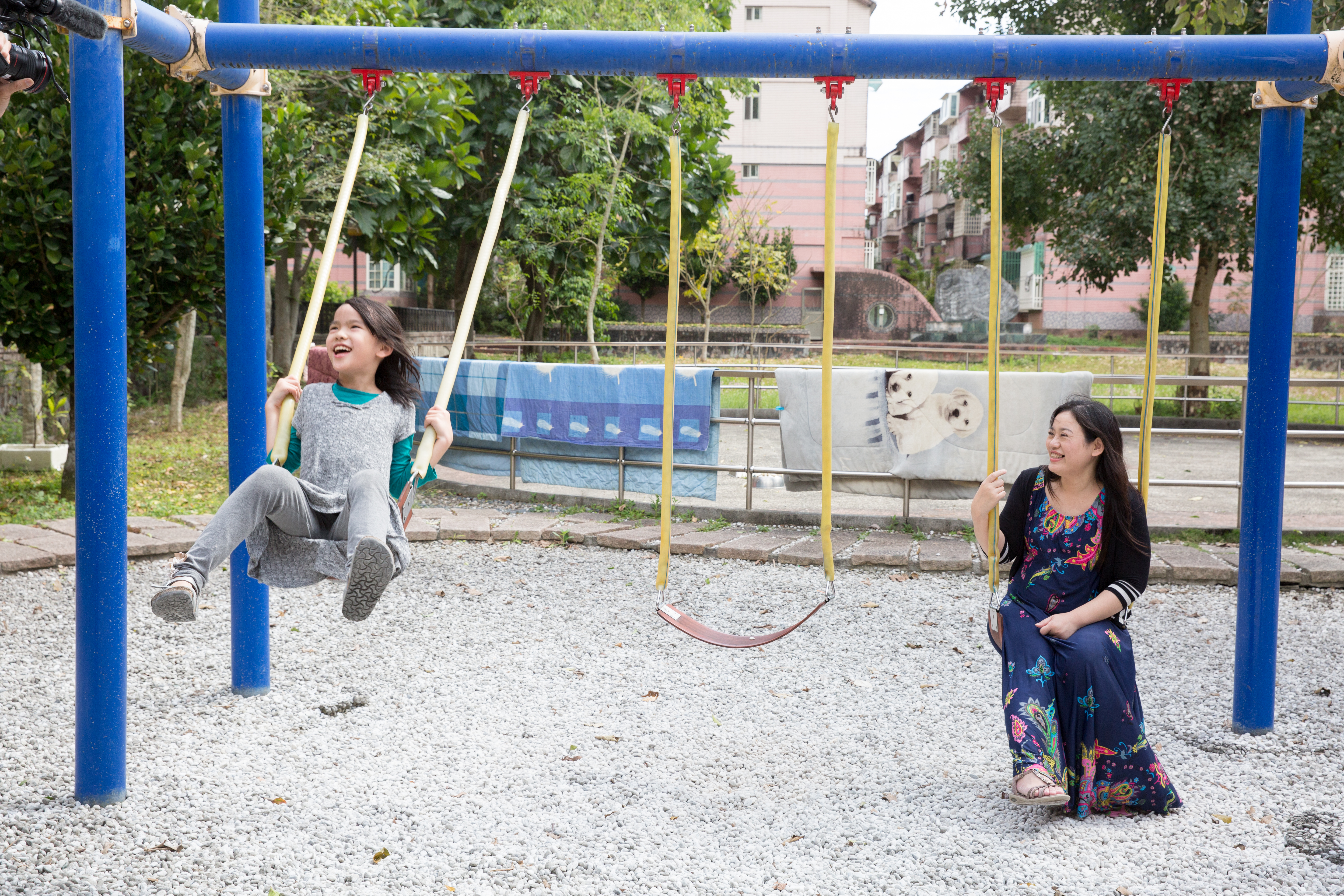 周米謎（左）在相機前努力表現，課堂上也踴躍舉手，積極融入團體之中。