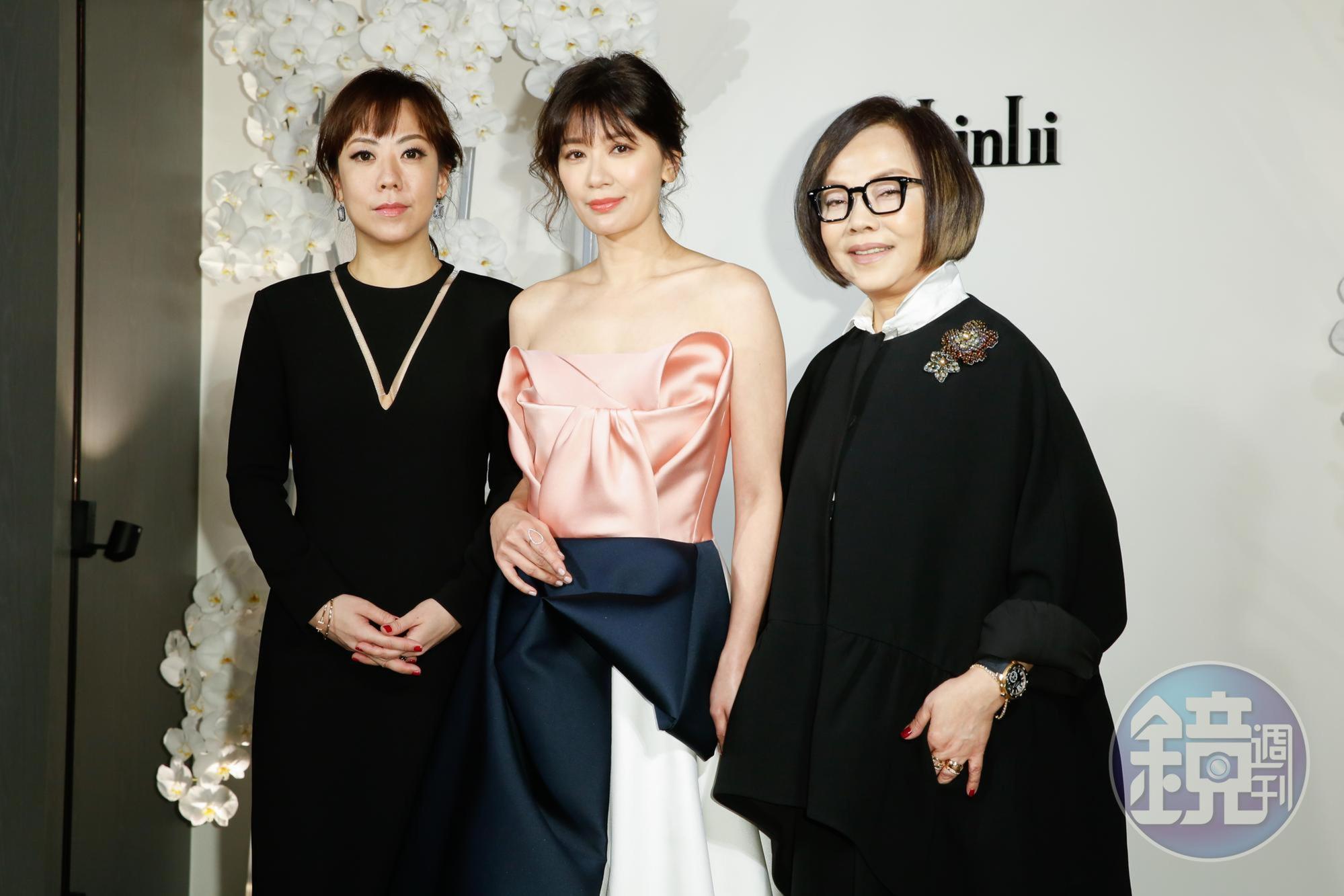 林莉LinLi Boutique昨舉辦開幕儀式,賈靜雯(中)擔任嘉賓,與林莉(右)、林莉女兒黃湘云合影。