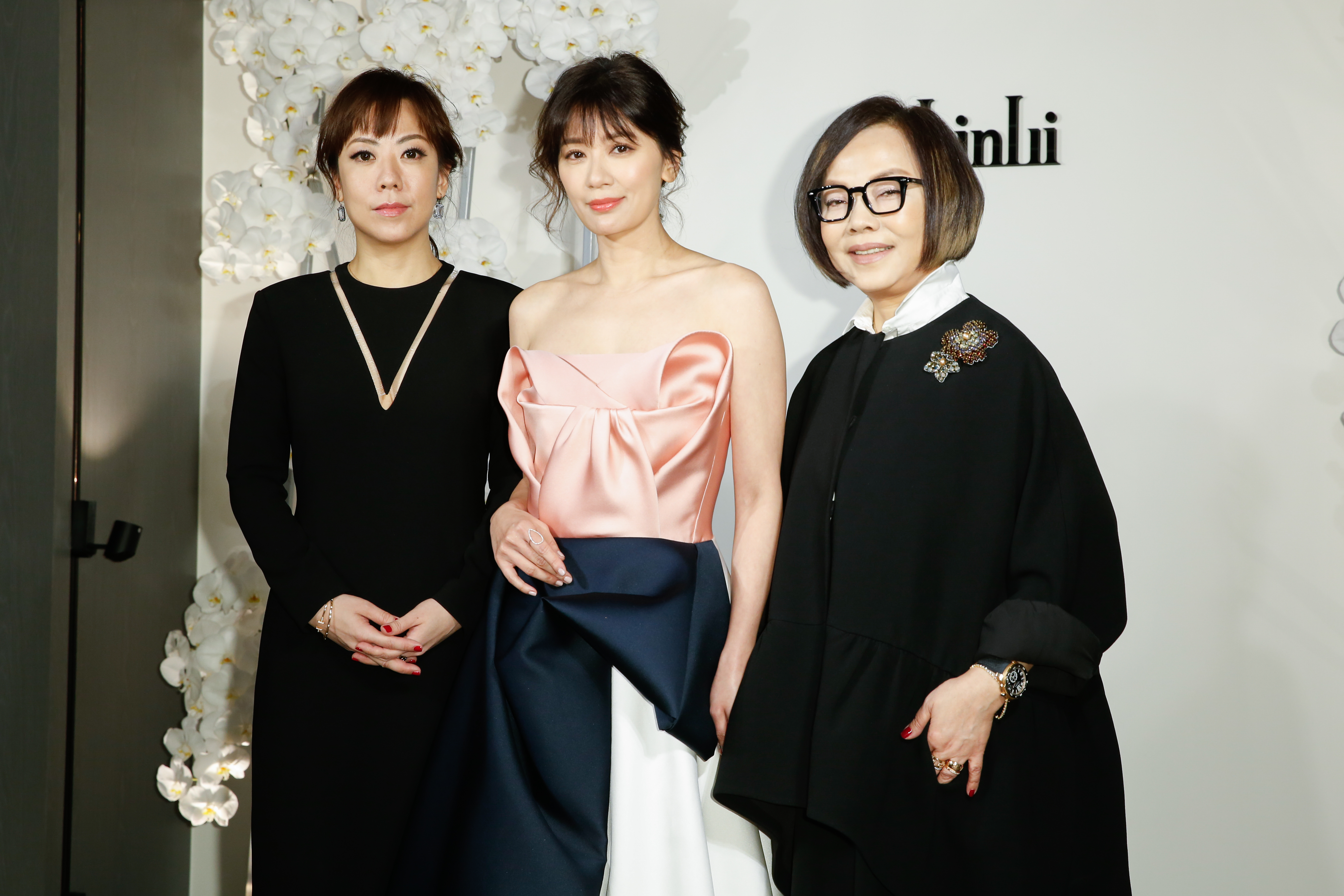 林莉LinLi Boutique昨舉辦開幕儀式，賈靜雯（中）擔任嘉賓，與林莉（右）、林莉女兒黃湘云合影。