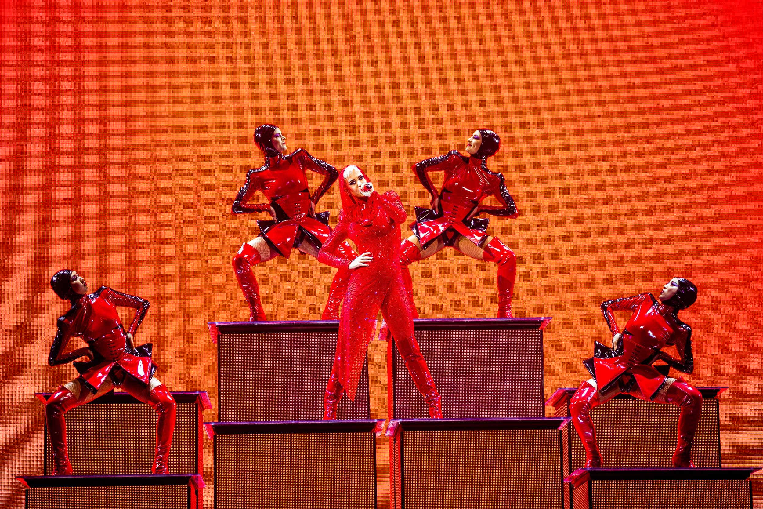 凱蒂佩芮將來台開唱，光是道具就5萬多公斤、服裝多達6套展現十足誠意。（芬達整合行銷提供）