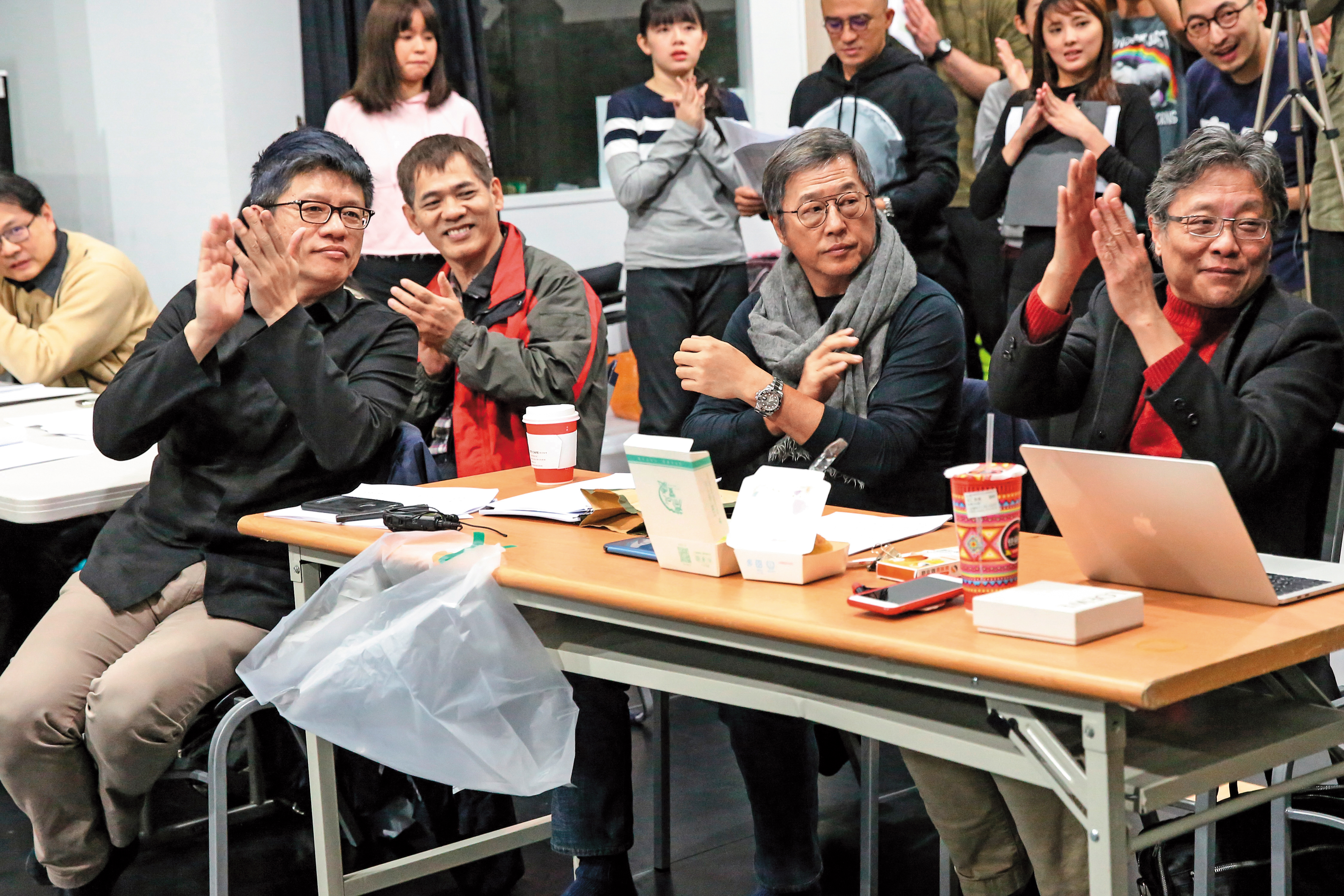 張大春（右一）、王偉忠（右二）、謝念祖（左一）為近來推出的音樂古裝新劇《賽貂蟬》進行整排。