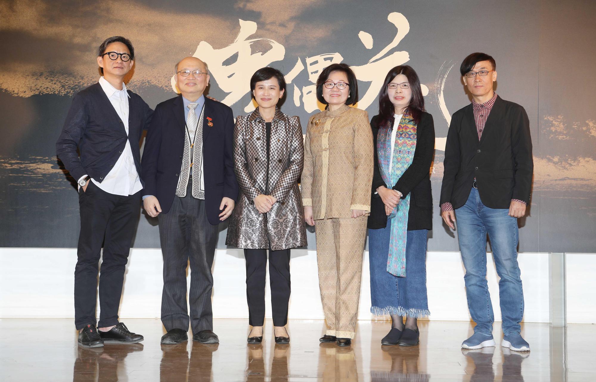 《傀儡花》發表會，左起為導演曹瑞原、原著陳耀昌、文化部長鄭麗君、公廣集團董事長陳郁秀、編劇施如芳、編劇柯宗明。（公視提供）