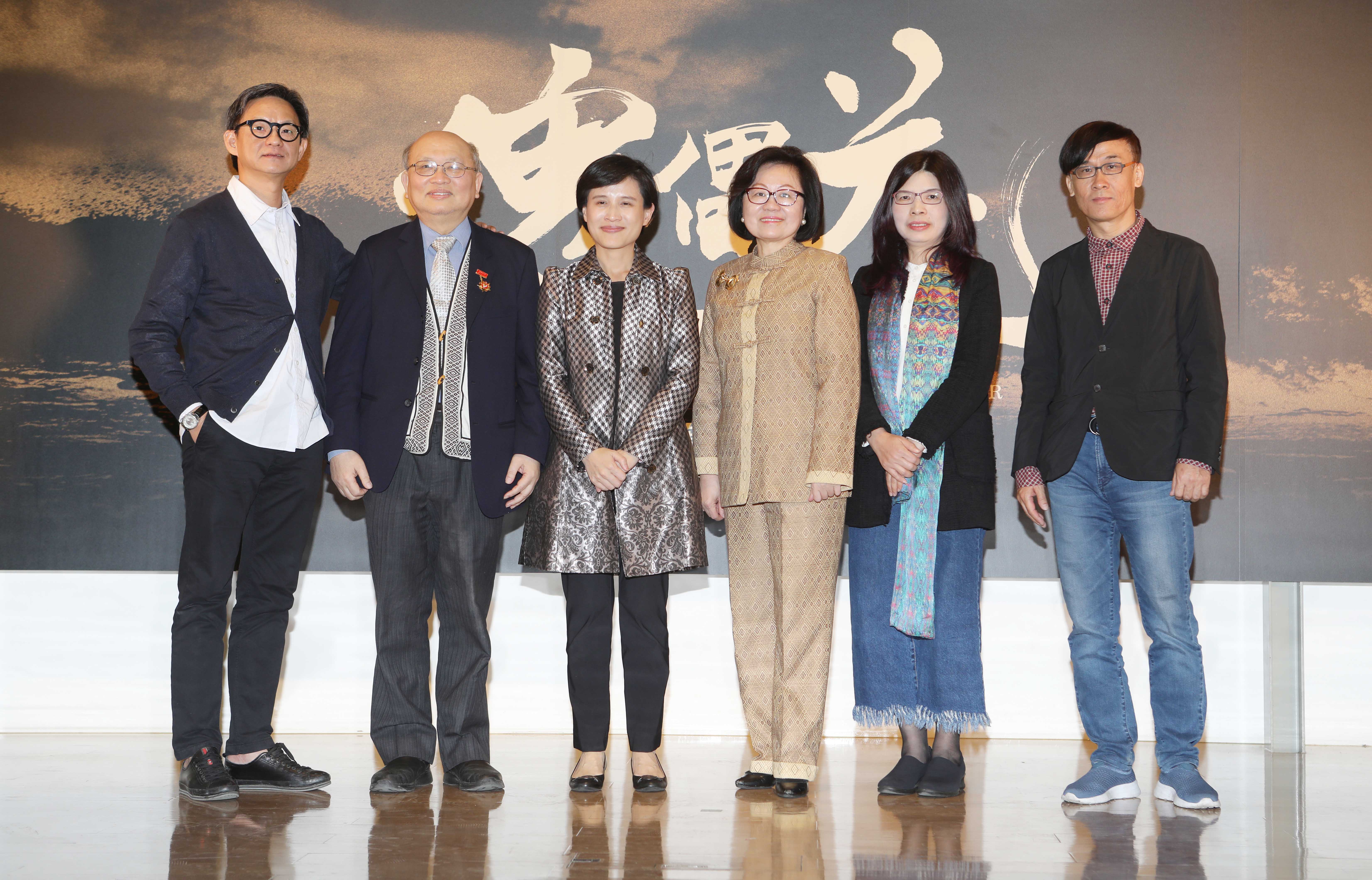 《傀儡花》發表會，左起為導演曹瑞原、原著陳耀昌、文化部長鄭麗君、公廣集團董事長陳郁秀、編劇施如芳、編劇柯宗明。（公視提供）