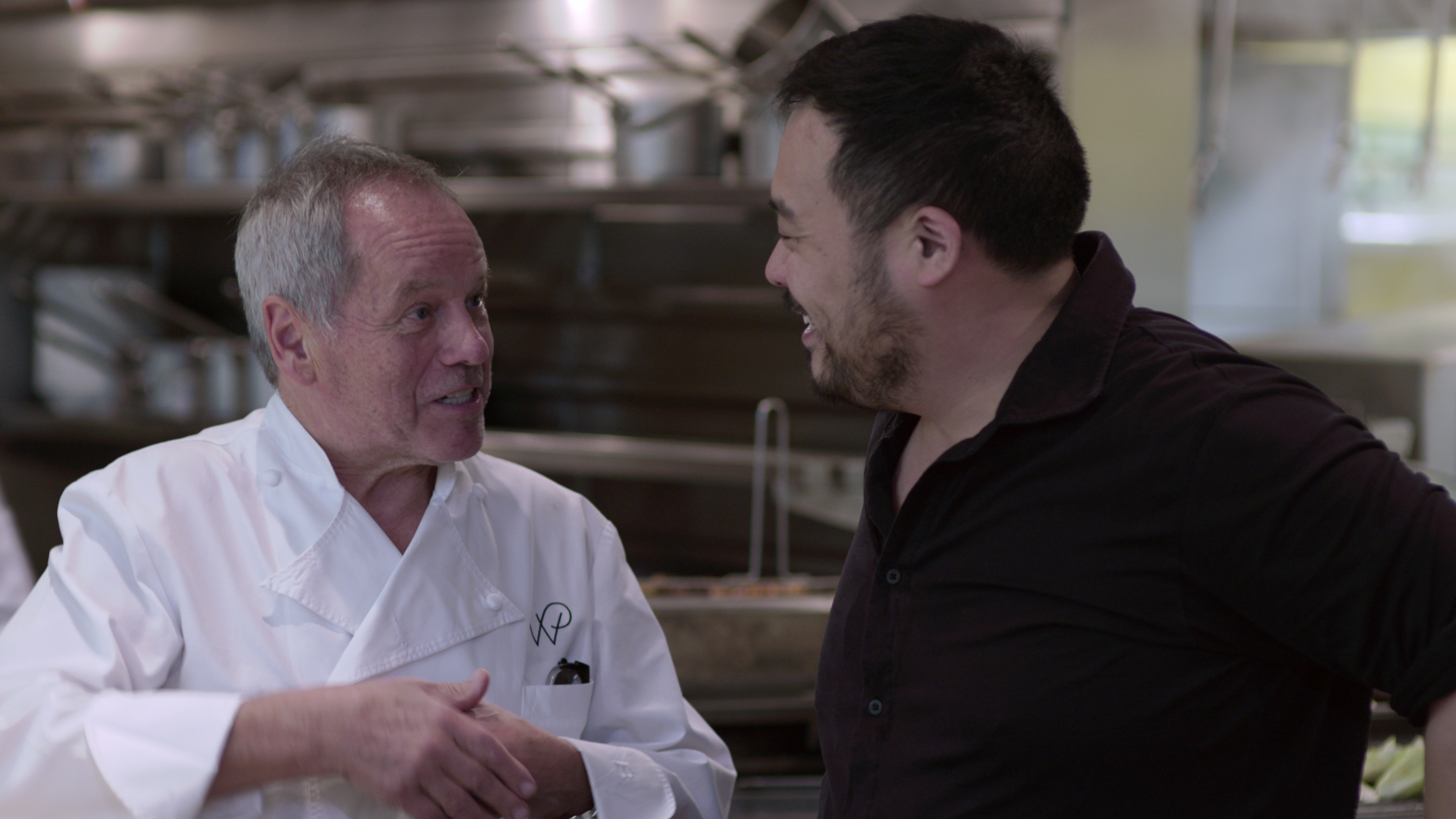 沃夫崗帕克（左）跟張錫鎬談到在自己廚房做的披薩，目的是療癒自己，結果被外界砲轟說他開倒車。（Netflix提供）