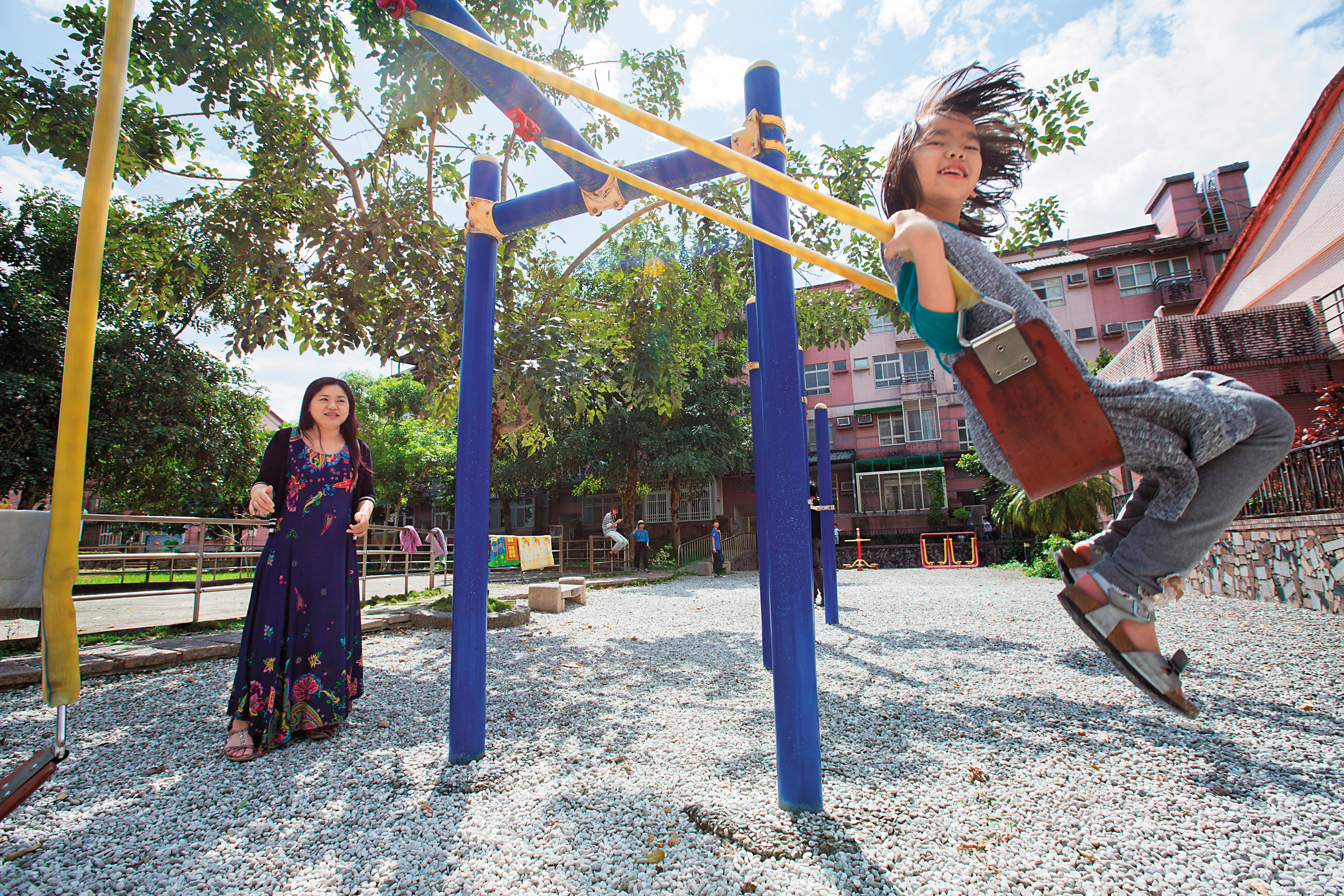 周雅淳(左)總稱周米謎(右)是她的「小孩」,而非「女兒」,就是希望小孩將來能有更寬廣的視野,不被侷限在既有的性別框架。