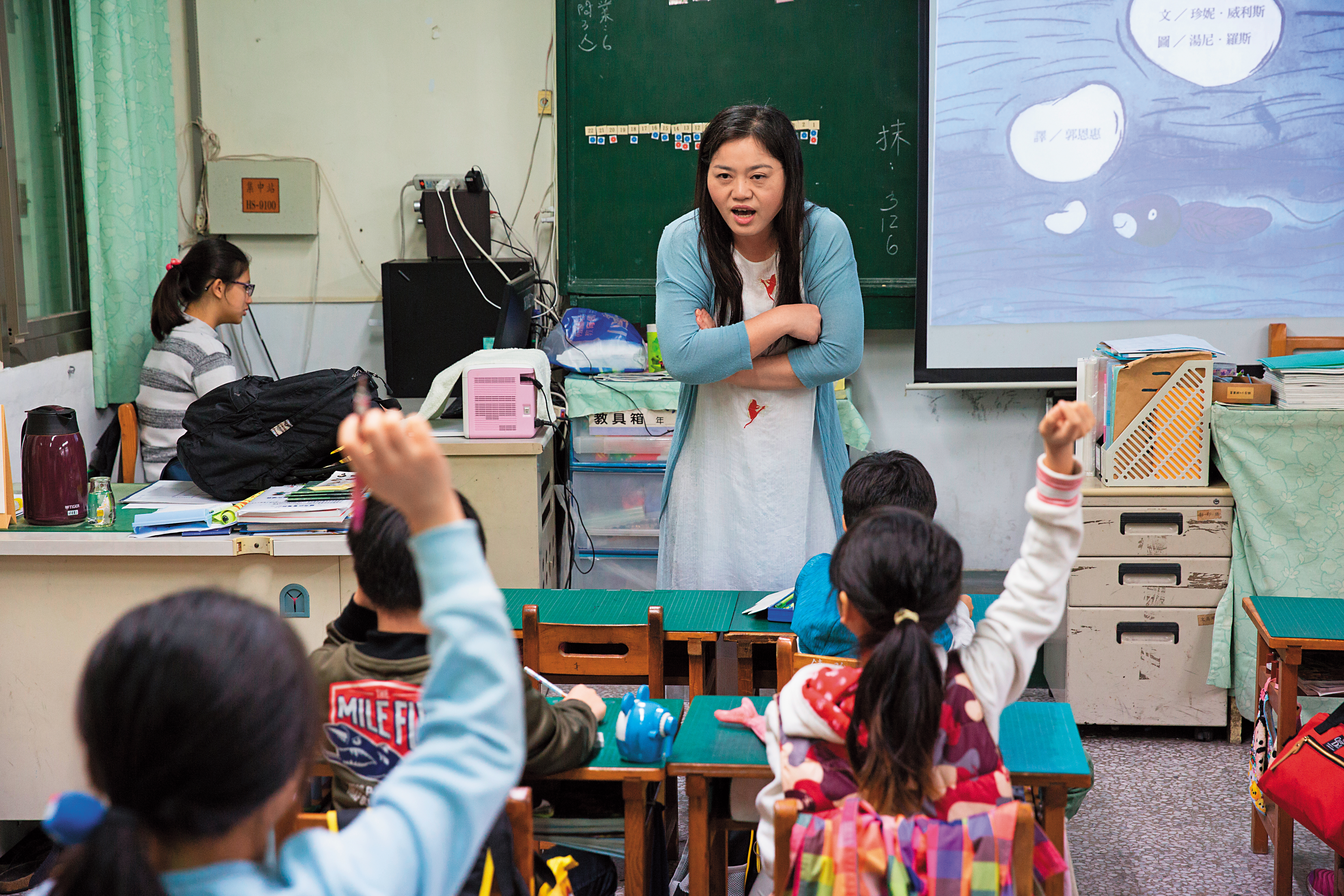 周雅淳到女兒班上說故事，描述蝌蚪成為青蛙的歷程，讓小朋友知道成長過程中，身體會有各種變化。