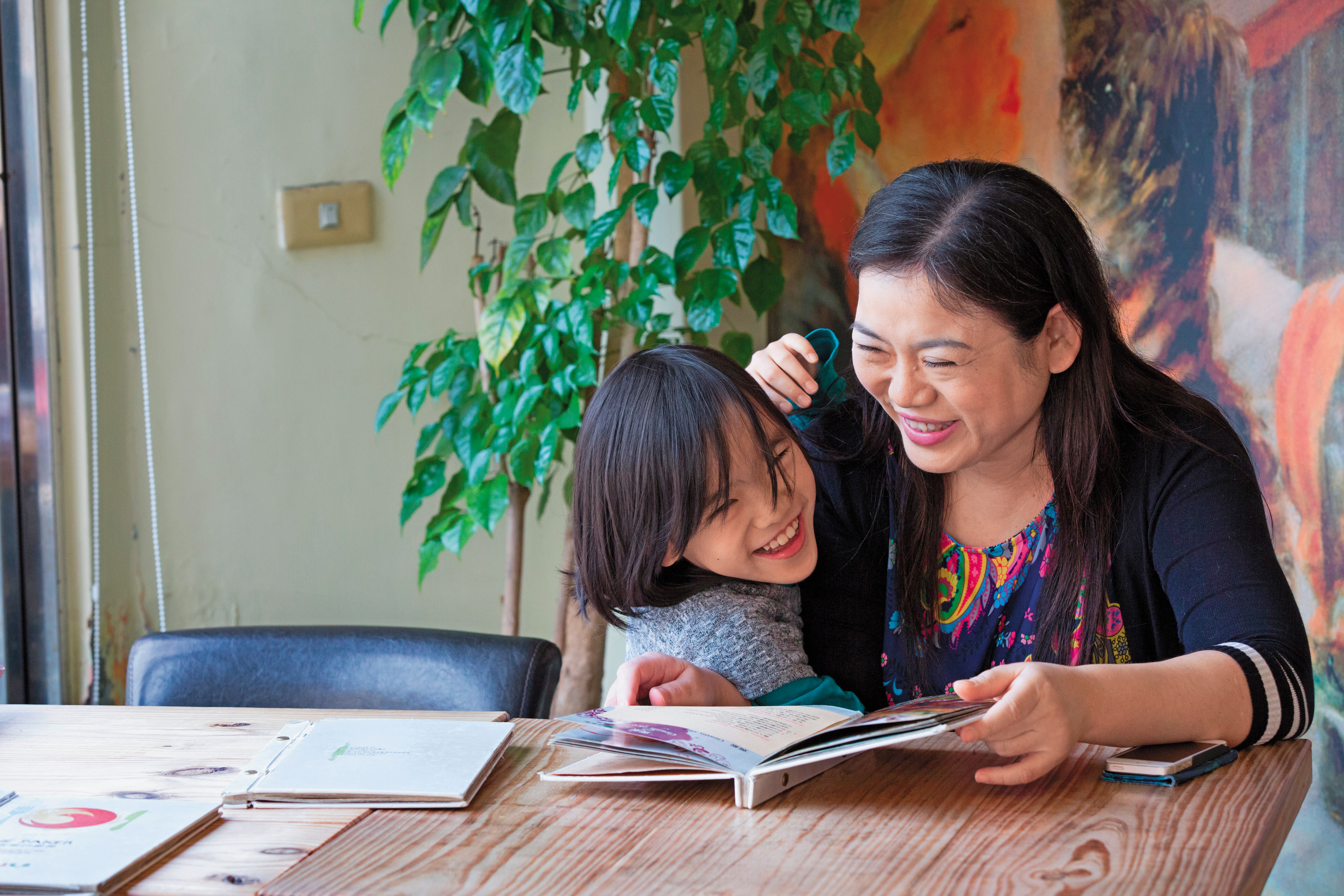 「自由跟親密真的很衝突，我最親密的人都會強迫我照他們的方式生活。」因此周雅淳暫無跟別人交往的打算，「加入不確定因素會干擾我好好活下去。」