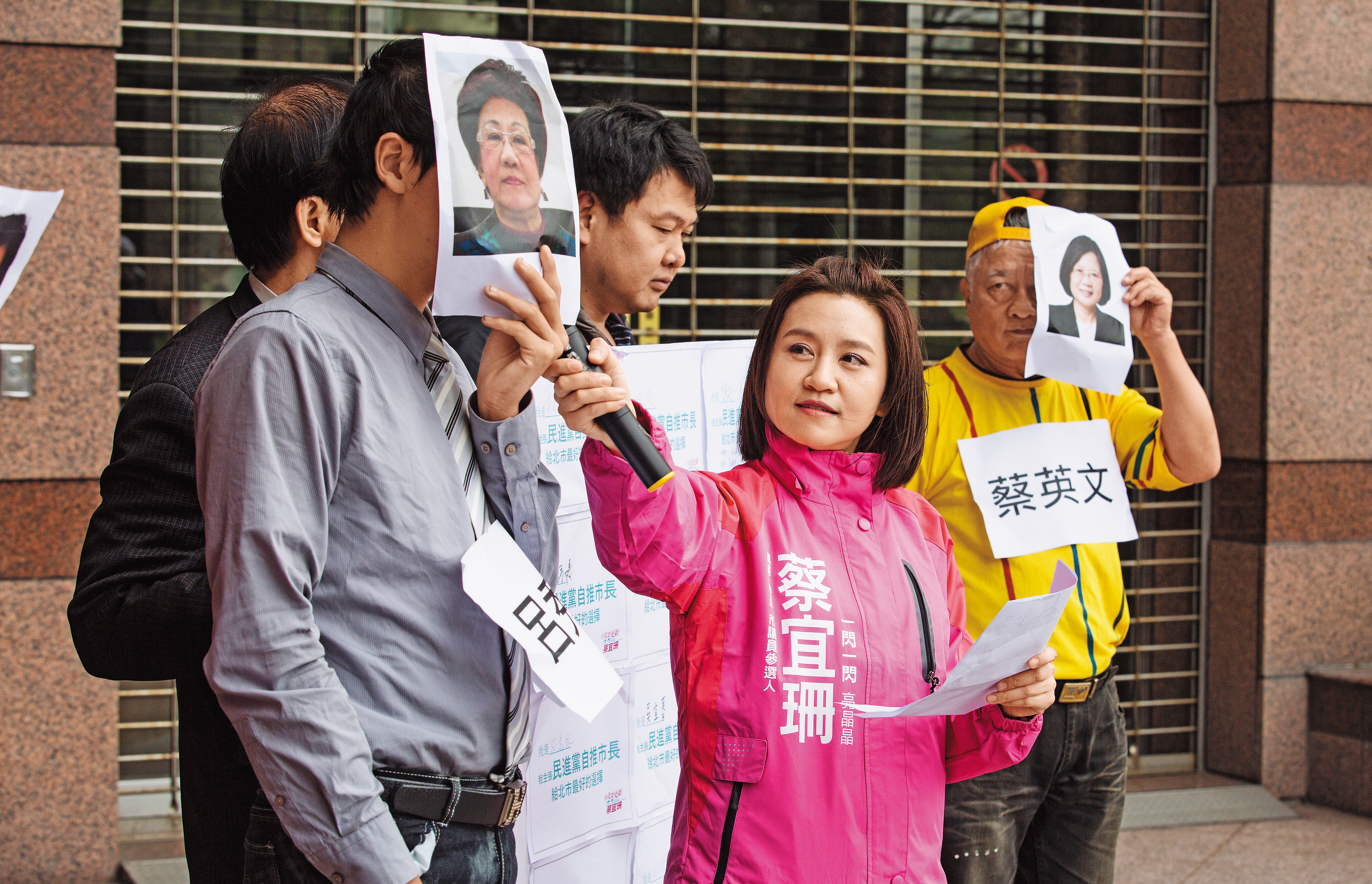 呱呱向本刊表示，蔡宜珊（紅衣者）經常要求她在幾天內完成大量的設計圖，每天必須花至少12小時才能完成。