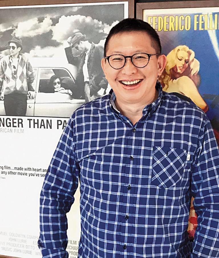 傳影互動總經理陳振熒引進許多優質外片,去年發行已故導演楊德昌的《一一》滿足不少影迷,他曾發行日本動畫片《你的名字》票房大賣並帶員工前往希臘旅遊,是業界公認好老闆,此次首度投資國片,為護團隊槓上監製,引起關注。(傳影互動提供)