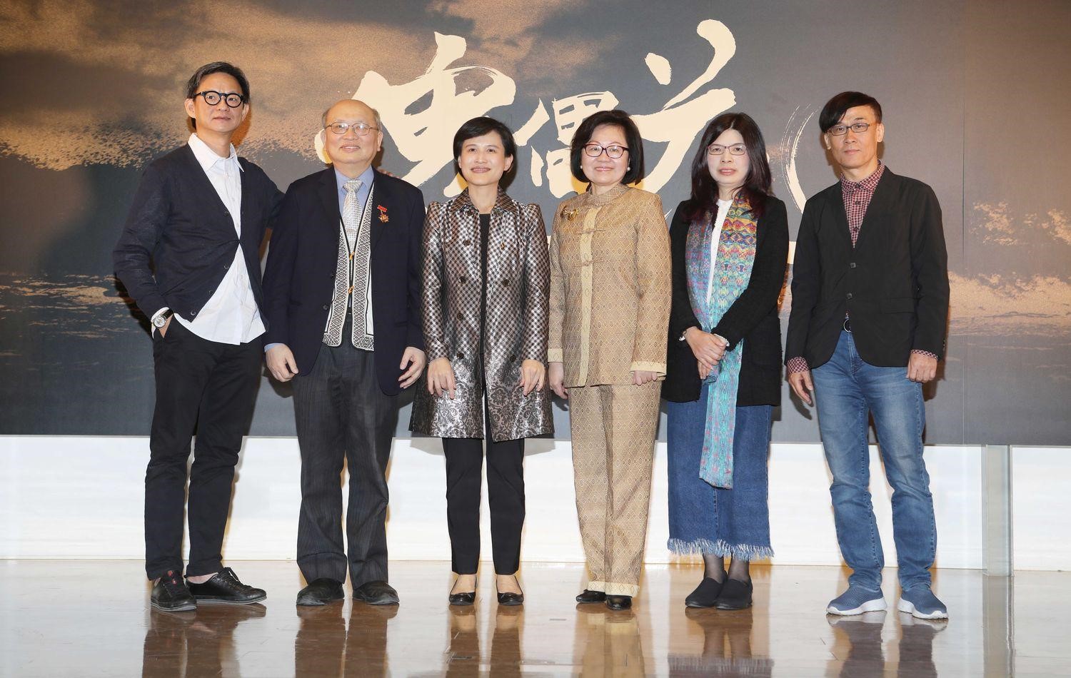 《傀儡花》製作總預算高達1.55億元新台幣,創下台劇製作費最高紀錄。(左起:曹瑞原、著作作者陳耀昌、文化部長鄭麗君、公廣集團董事長陳郁秀、編劇施如芳及柯宗明)(公視提供)