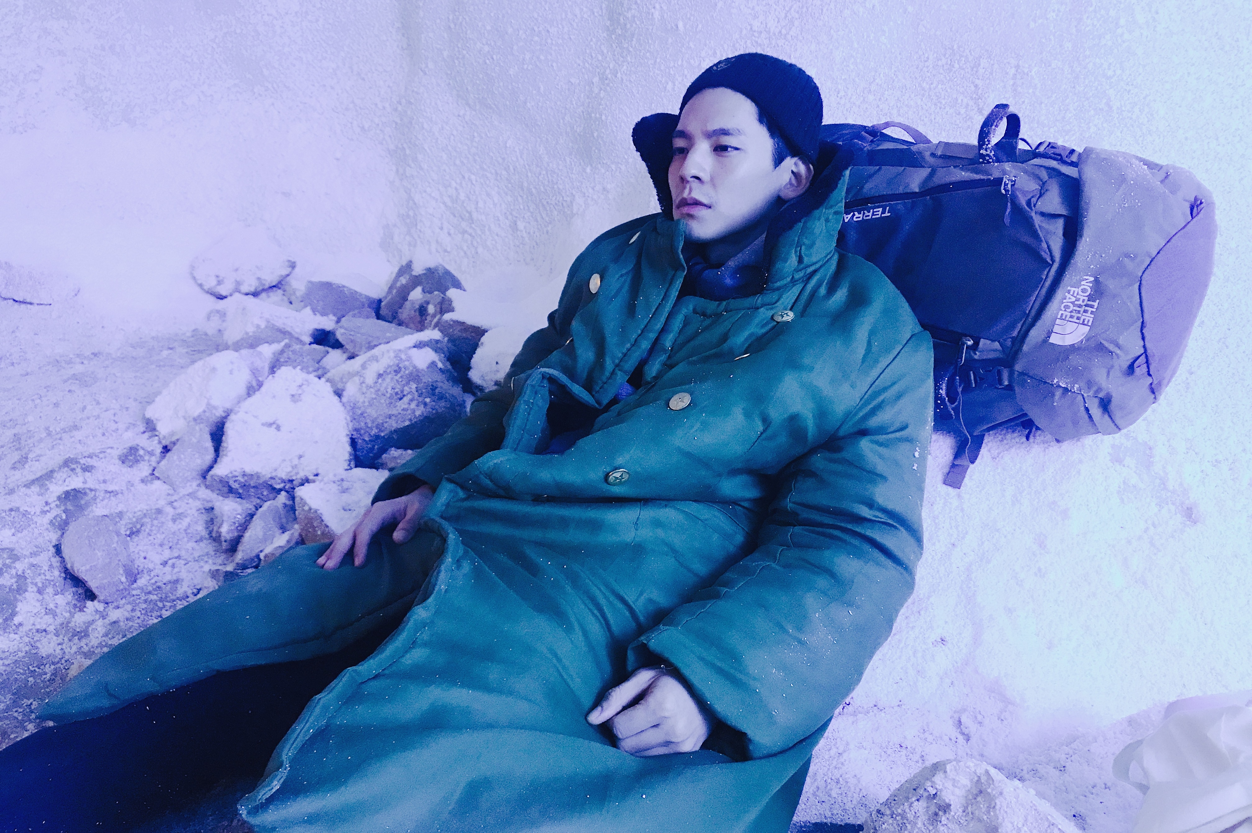 林柏宏在冰洞做出茫然表情。（周子娛樂提供）