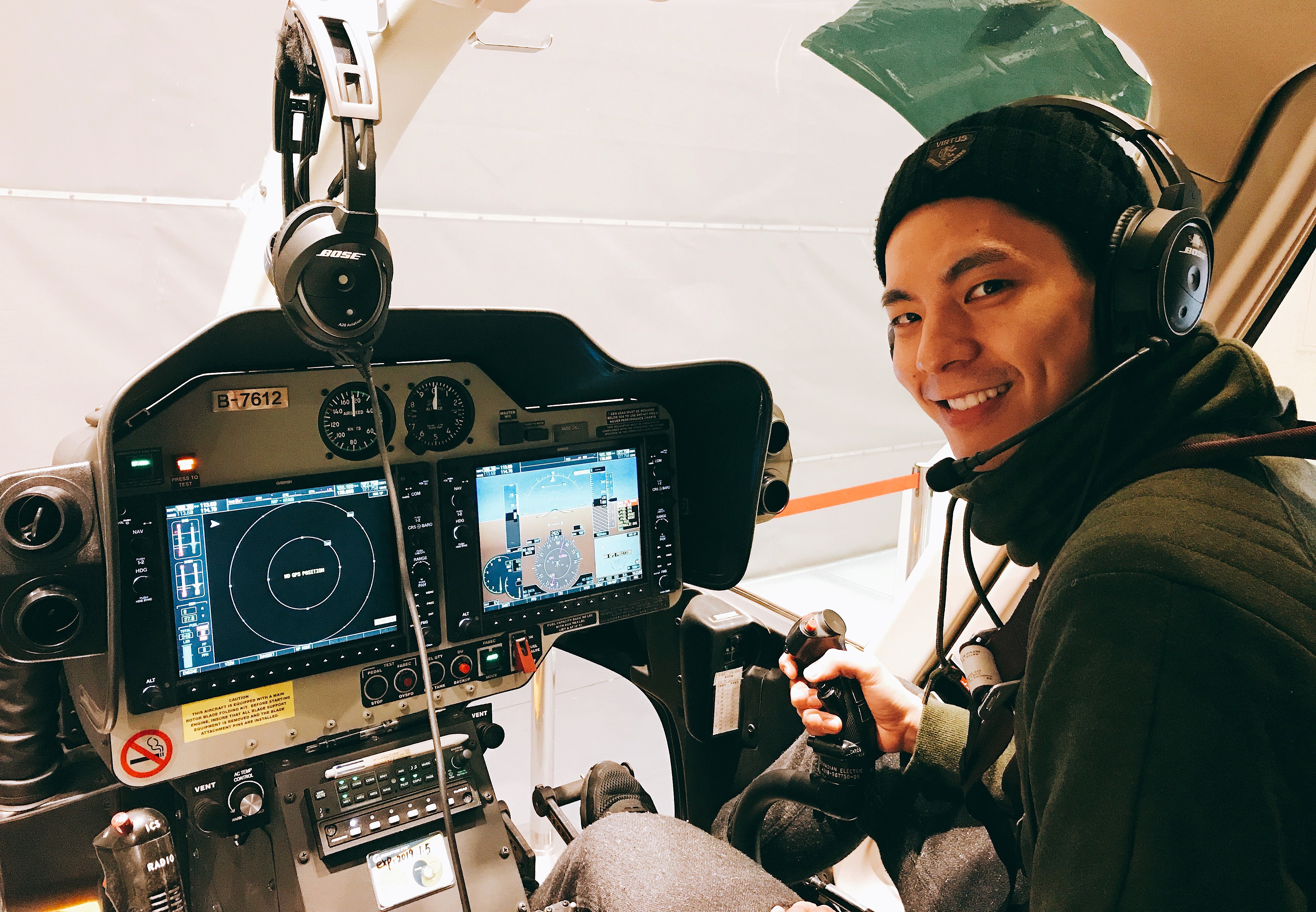 林柏宏學駕駛直升機。（周子娛樂提供）