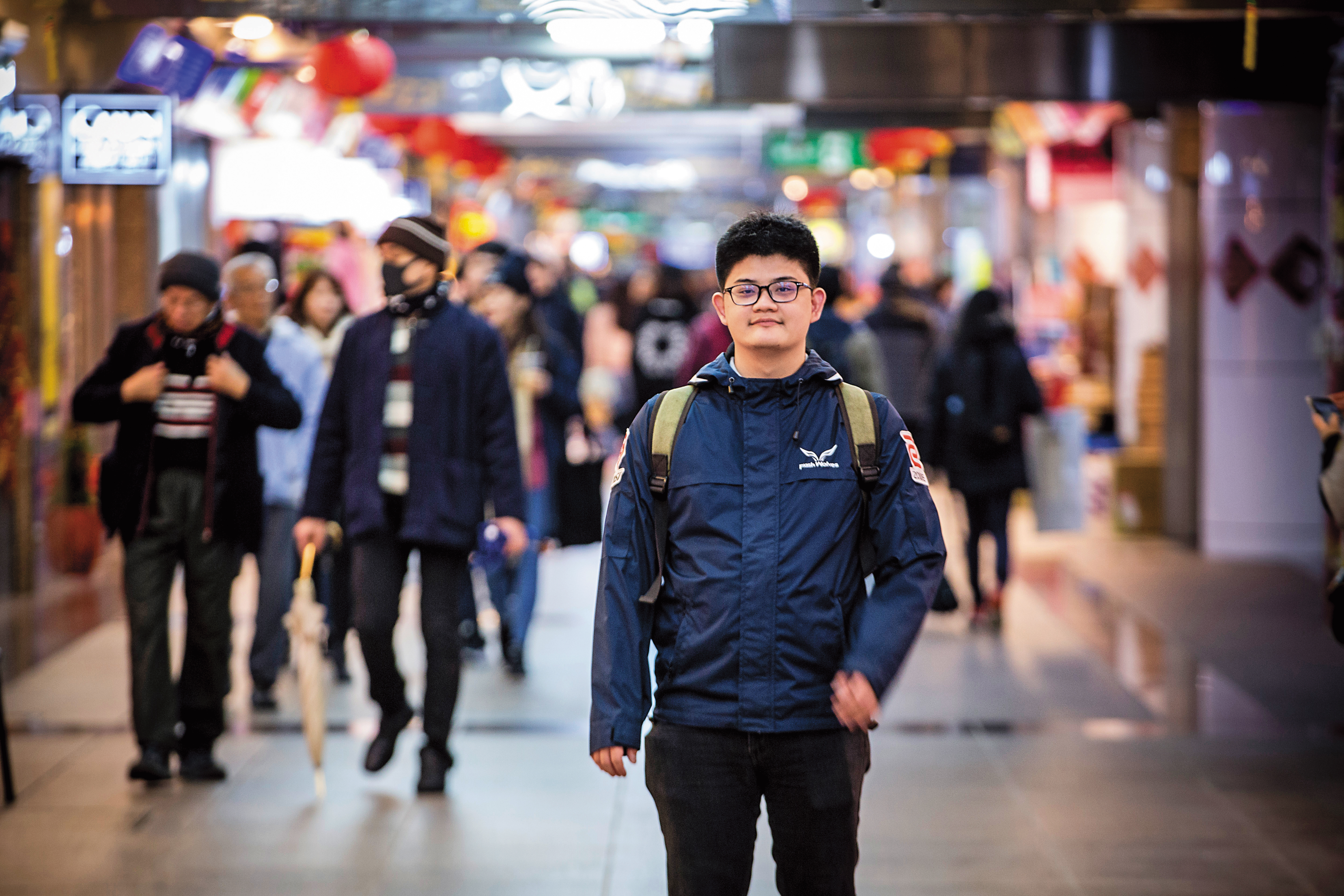 我們採訪拍照，陳威霖都不緊張，電競選手這份工作，讓他習慣面對媒體。然而到了台北地下街，看到人潮來去，他對我說：「人太多了，感覺很不自在。」