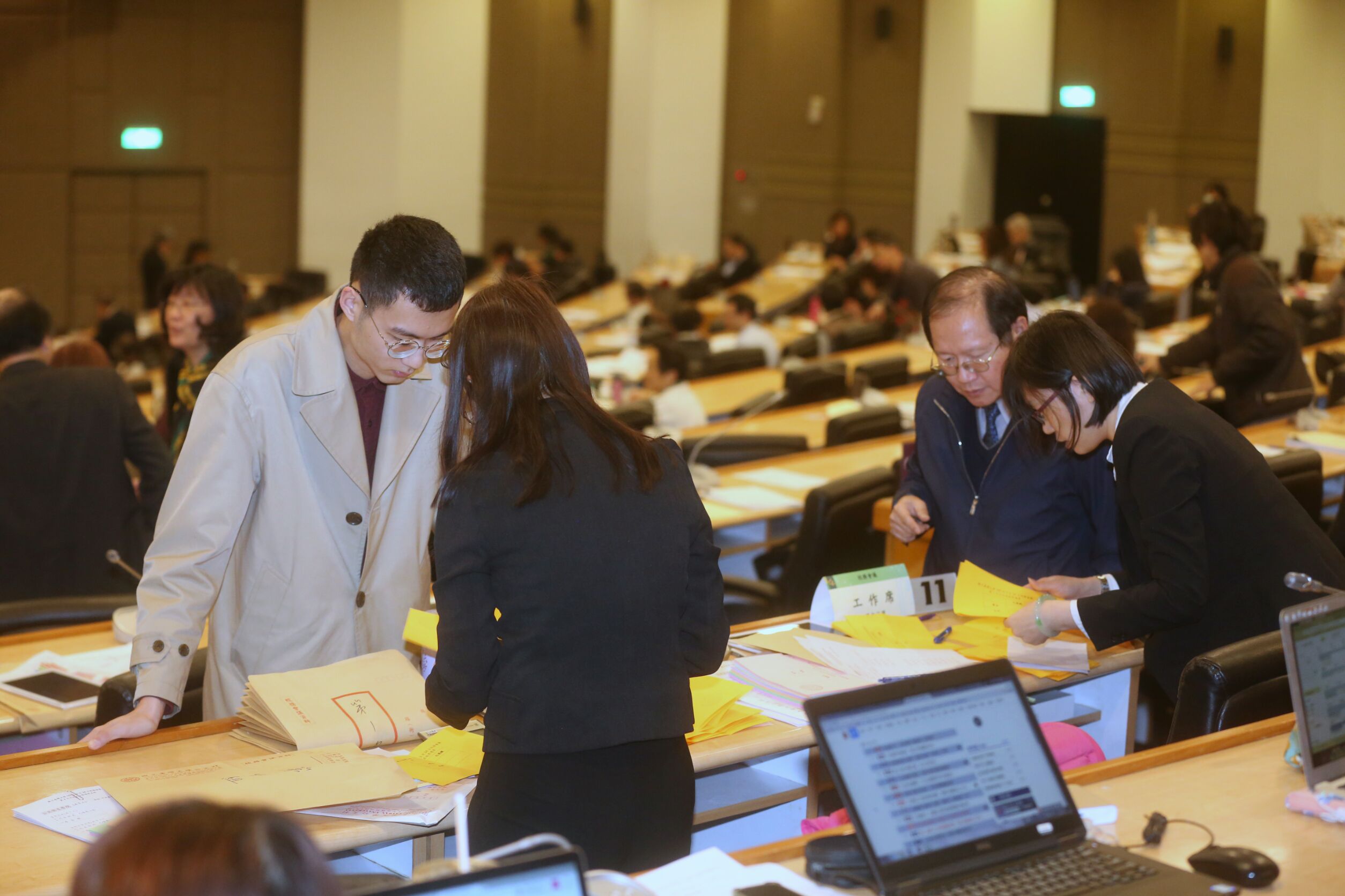 台大臨時校務會議經歷冗長討論，決定以不斷的不記名投票來決定所有爭議案。