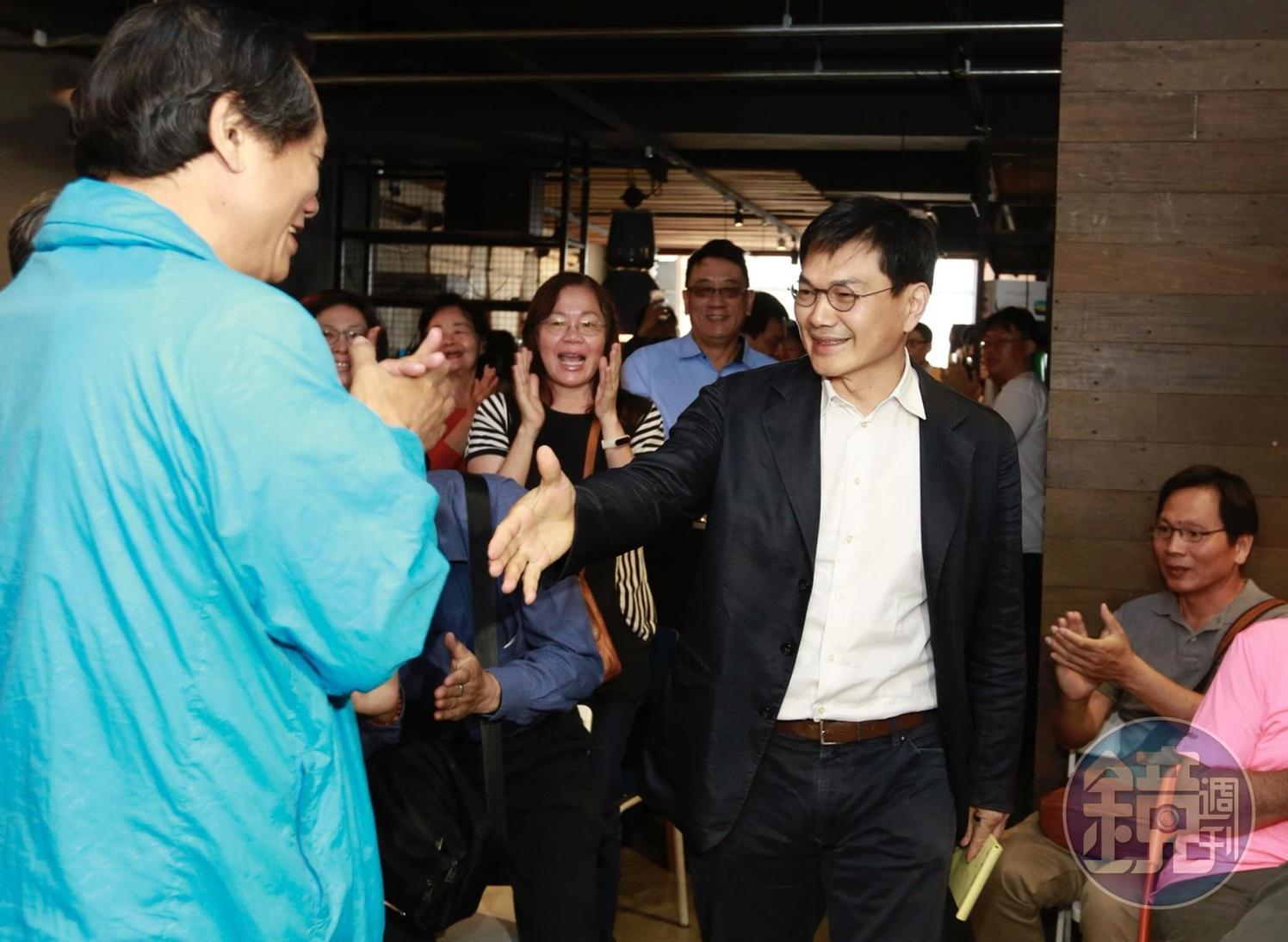 連任4屆16年議員資歷的吳益政,專長在綠能與城市美學,這次直接跳過立委參選市長,他說目的在要大家回歸初衷,這個城市不是為了政黨而存在。