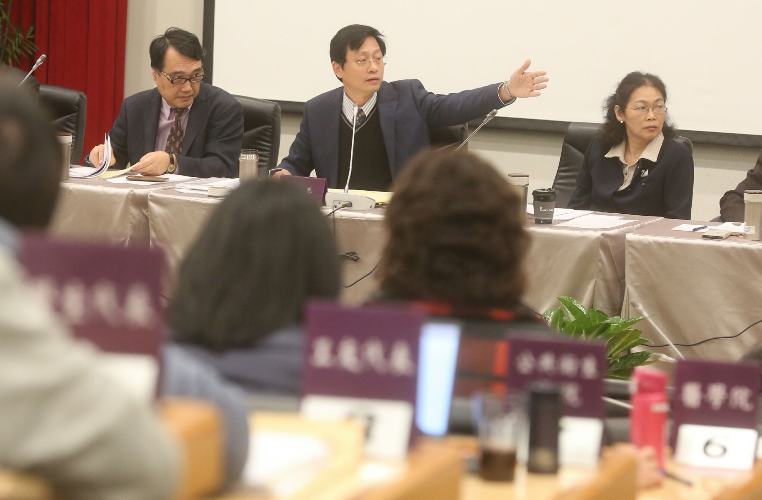 台大臨時校務會議討論管中閔相關爭議，台大調查認定管中閔赴陸未違反規定。