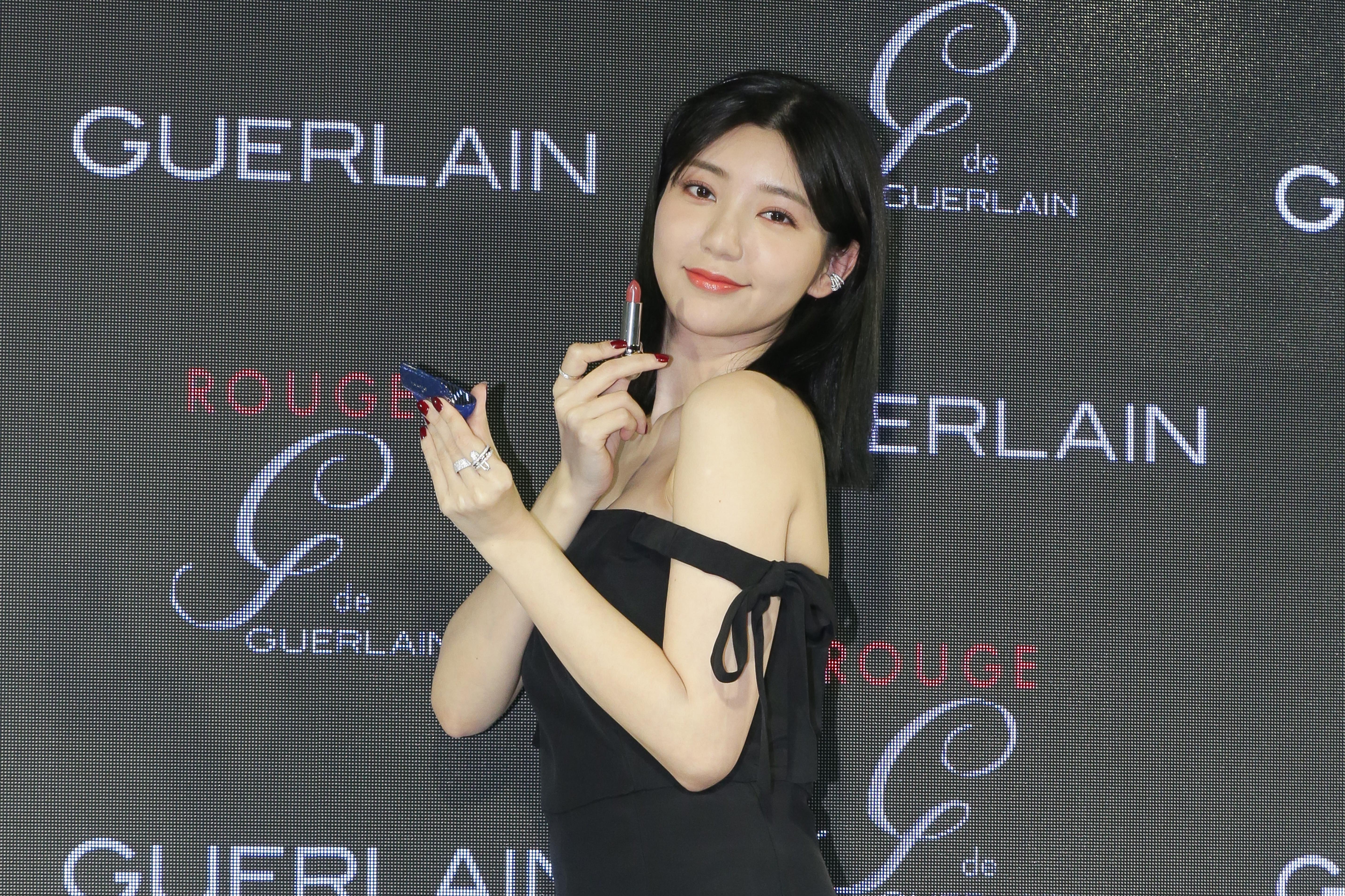 穿著黑色平口褲裝亮相的嬌蘭代言人郭雪芙，坦白透露自己雖然有努力瘦身，但是線條還要再進步。