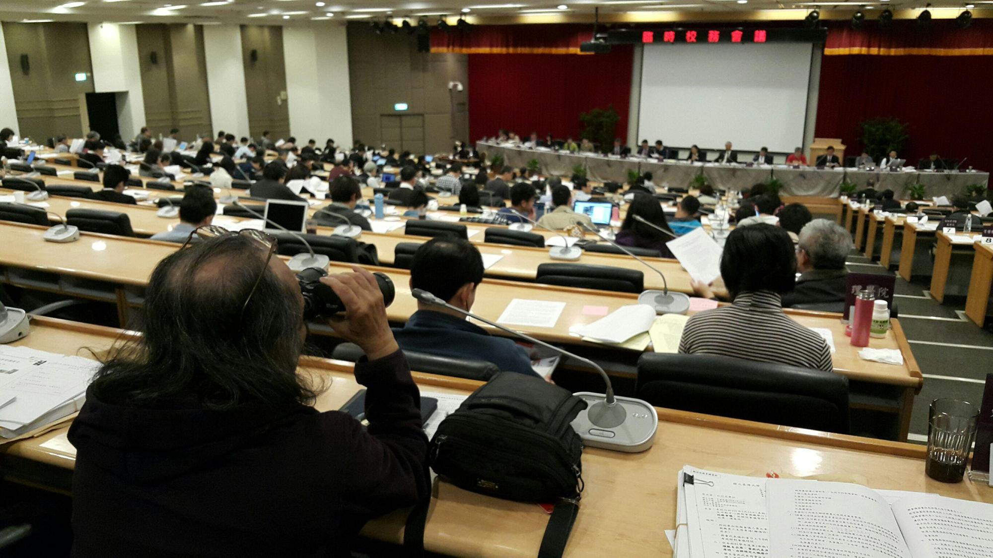 台大臨時校務會議討論管中閔案，結果5個相關討論案全部擱置，台大校務會議沒有結論。