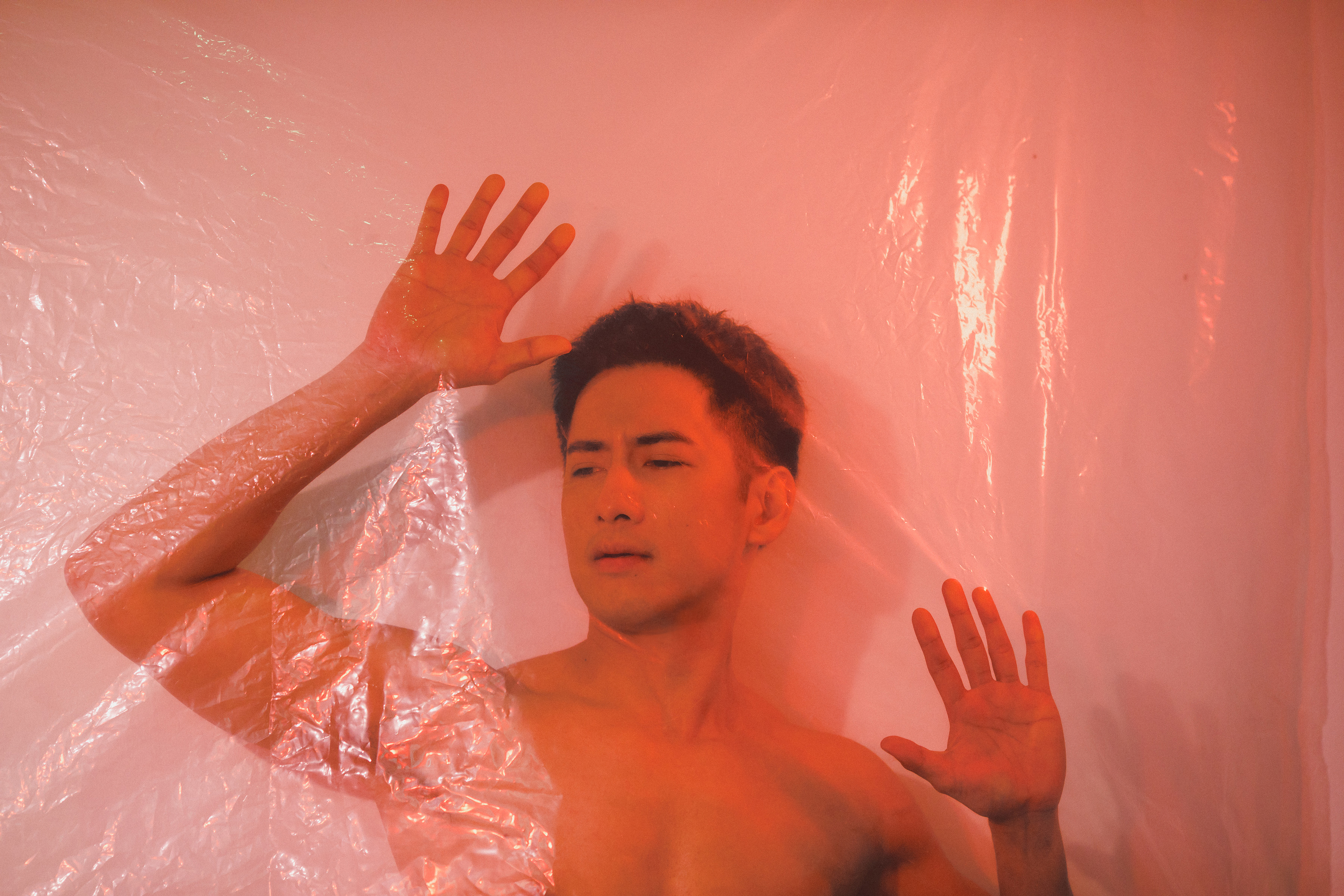 周孝安在歌手車志立新歌《孤單消防員》裡深情演出。（上行娛樂提供）