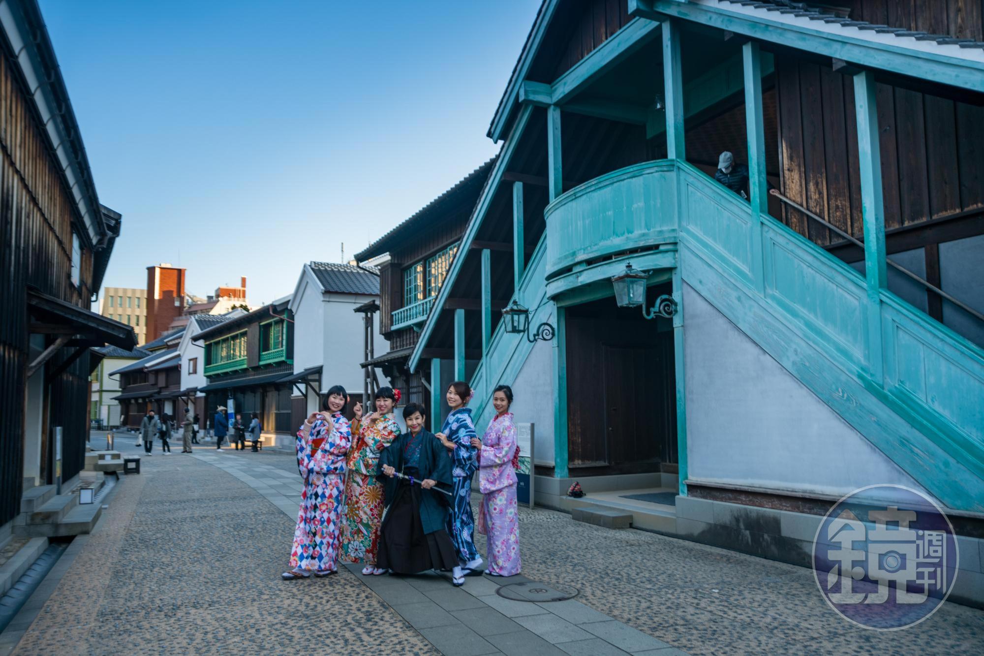 在長崎出島的復古街道上拍照，是最好的旅行記憶。