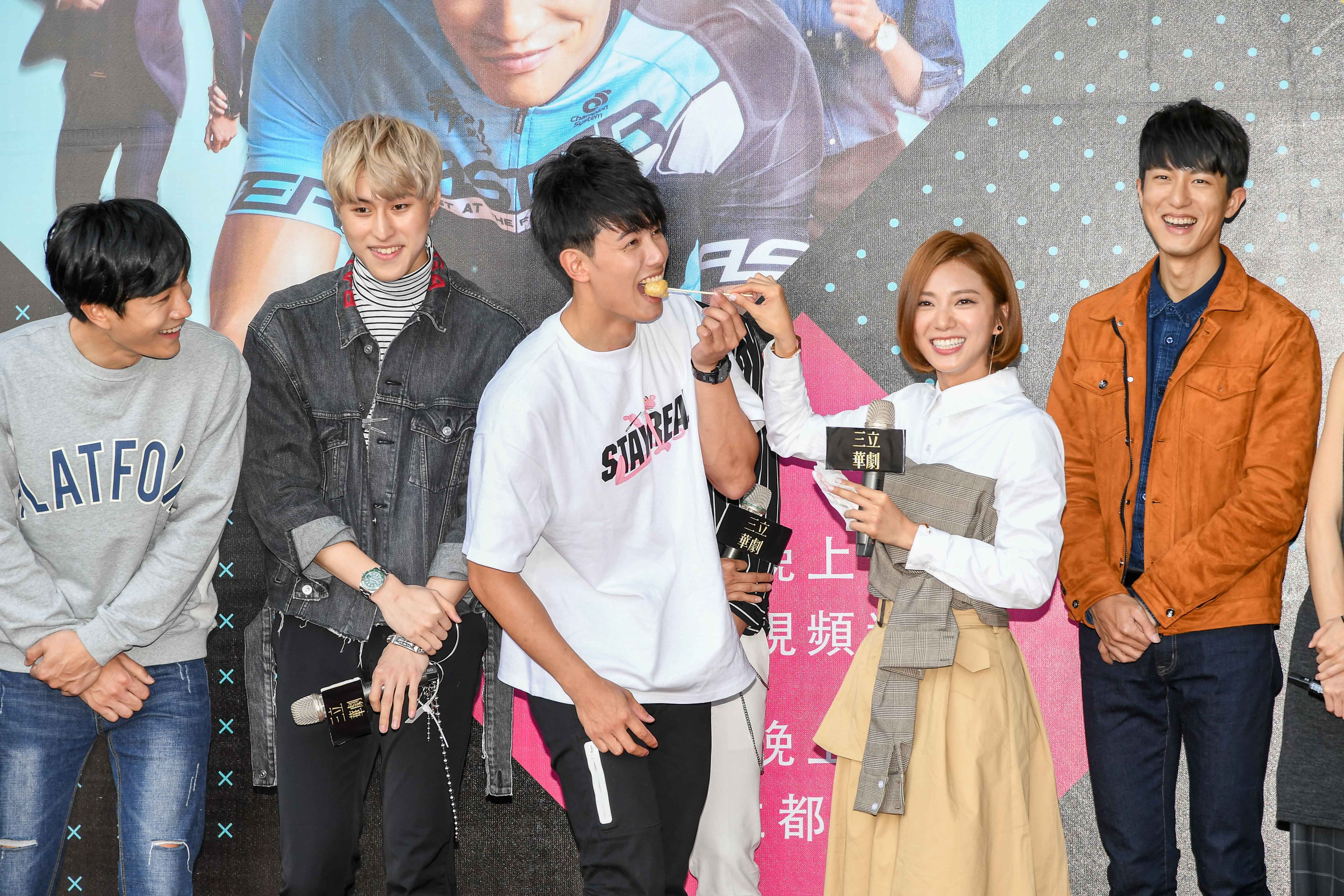 活動設計經典劇情重現，兩組互換身分玩樂，邱昊奇與蔡黃汝演出《姊的時代》環抱劇情。（三立提供）