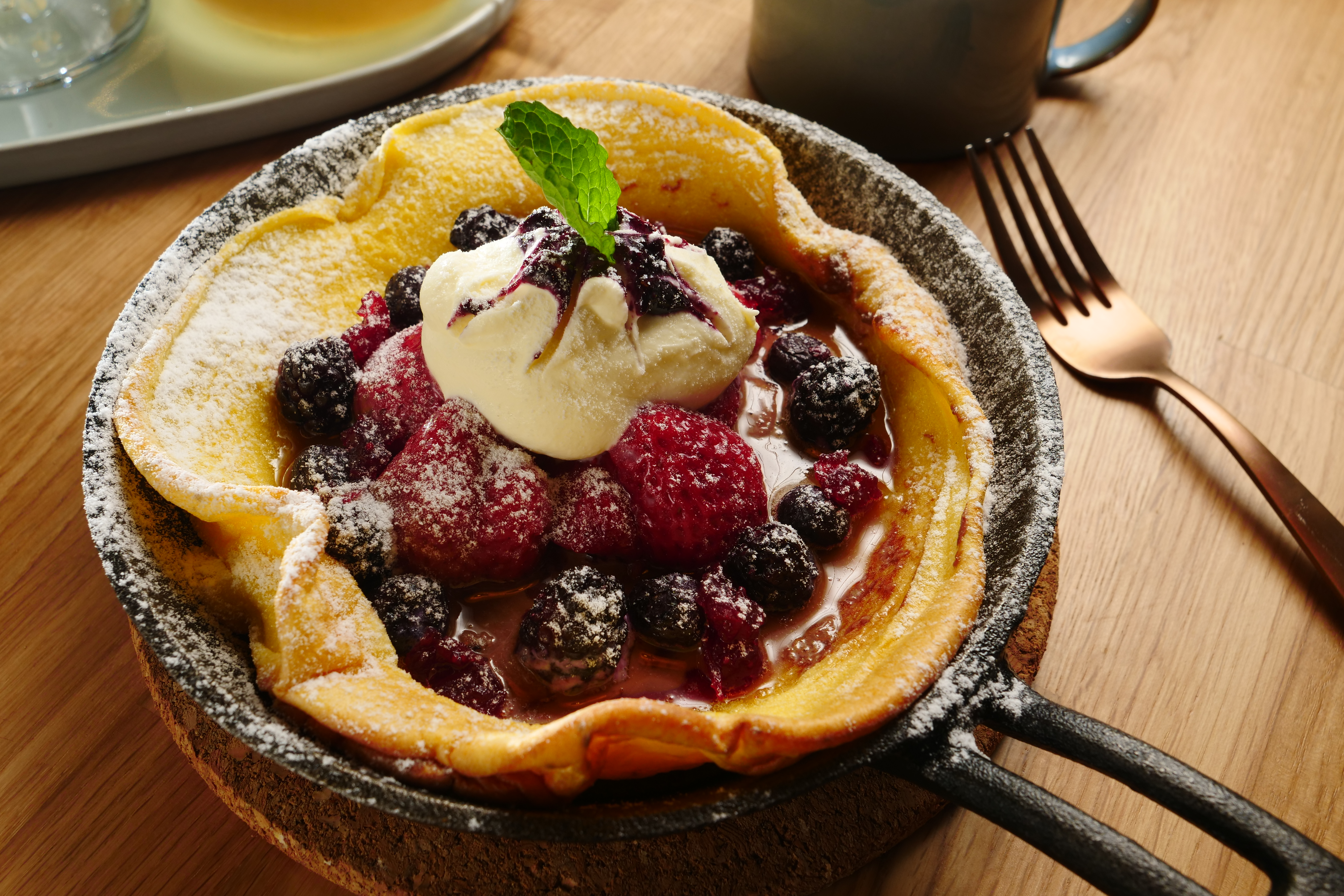 「鮮奶油可可莓果」鐵鍋鬆餅，口味酸甜討喜。（280 元／份）