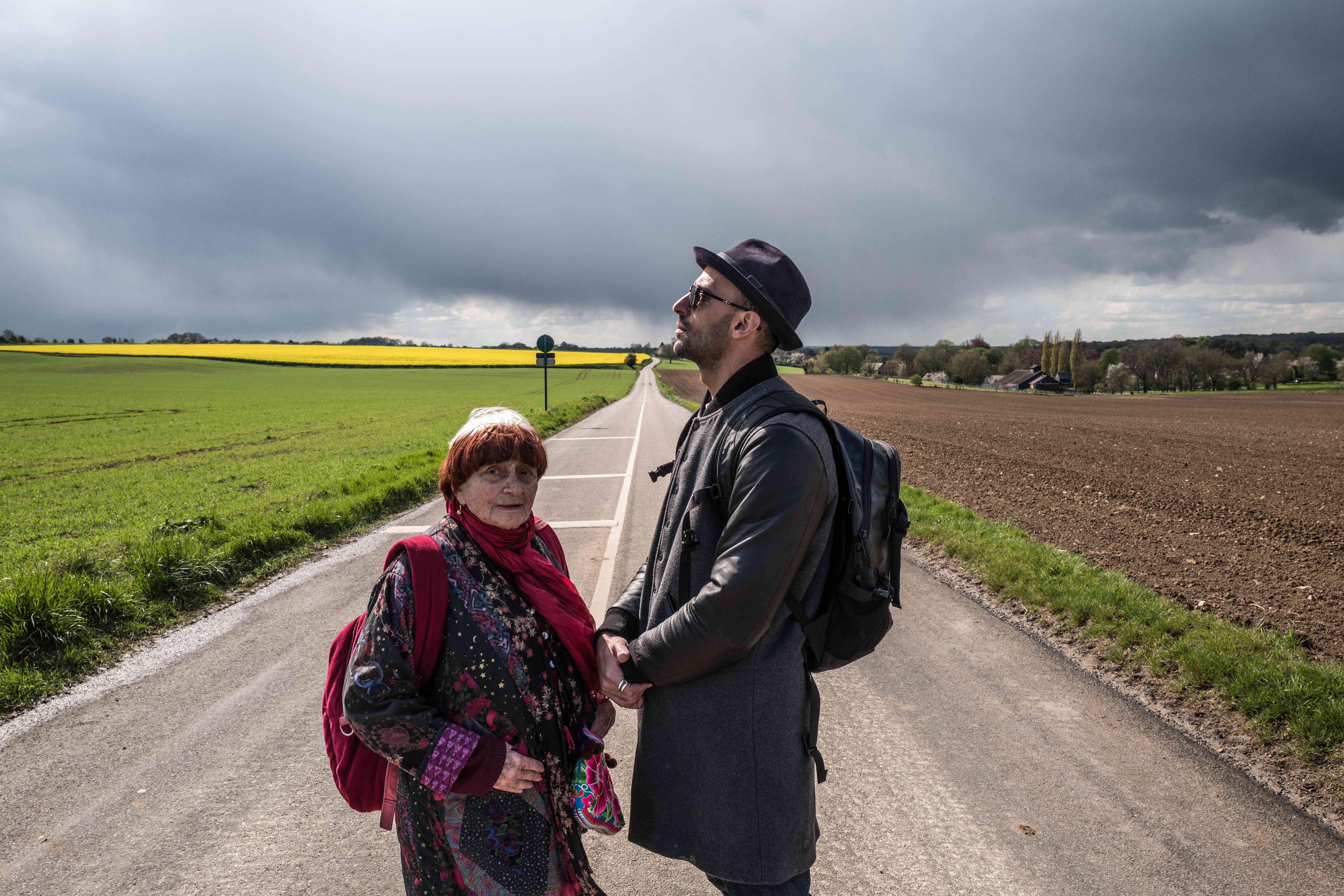 安妮華達（左）與藝術家JR合導紀錄片《最酷的旅伴》，獲奧斯卡、凱薩獎雙提名。（海鵬影業提供）