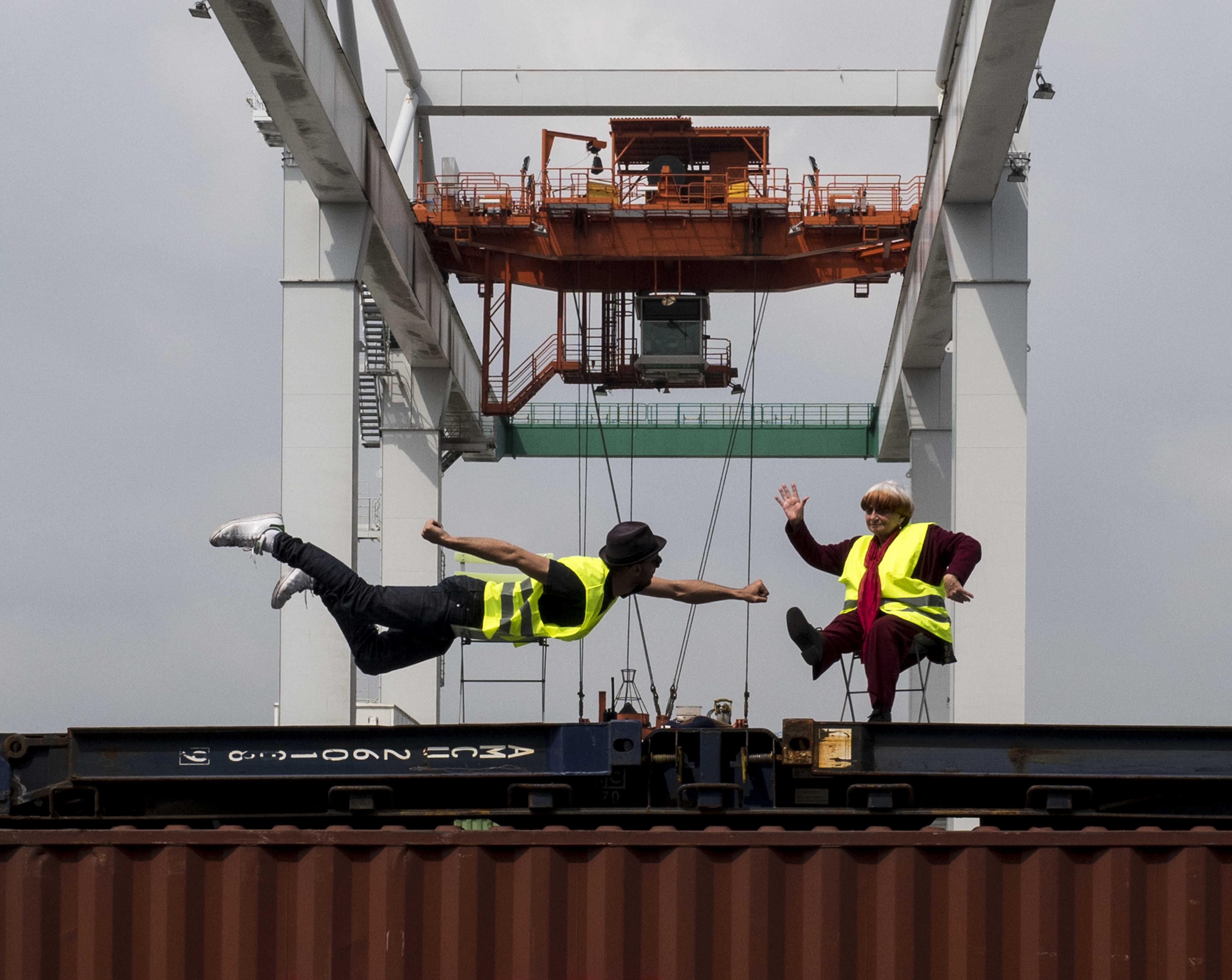 JR（左）與安妮華達在《最酷的旅伴》引領觀眾遊法國，兩人邊拍邊玩令人莞爾。（海鵬影業提供）