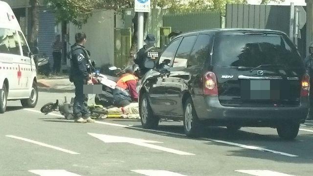 刑事局除暴特勤隊員目擊車禍協助救難，卻被民眾訛傳肇事。（翻攝網路）