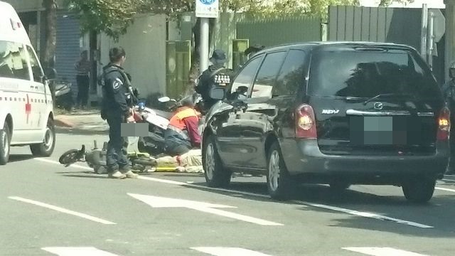刑事局除暴特勤隊員目擊車禍協助救難，卻被民眾訛傳肇事。（翻攝網路）