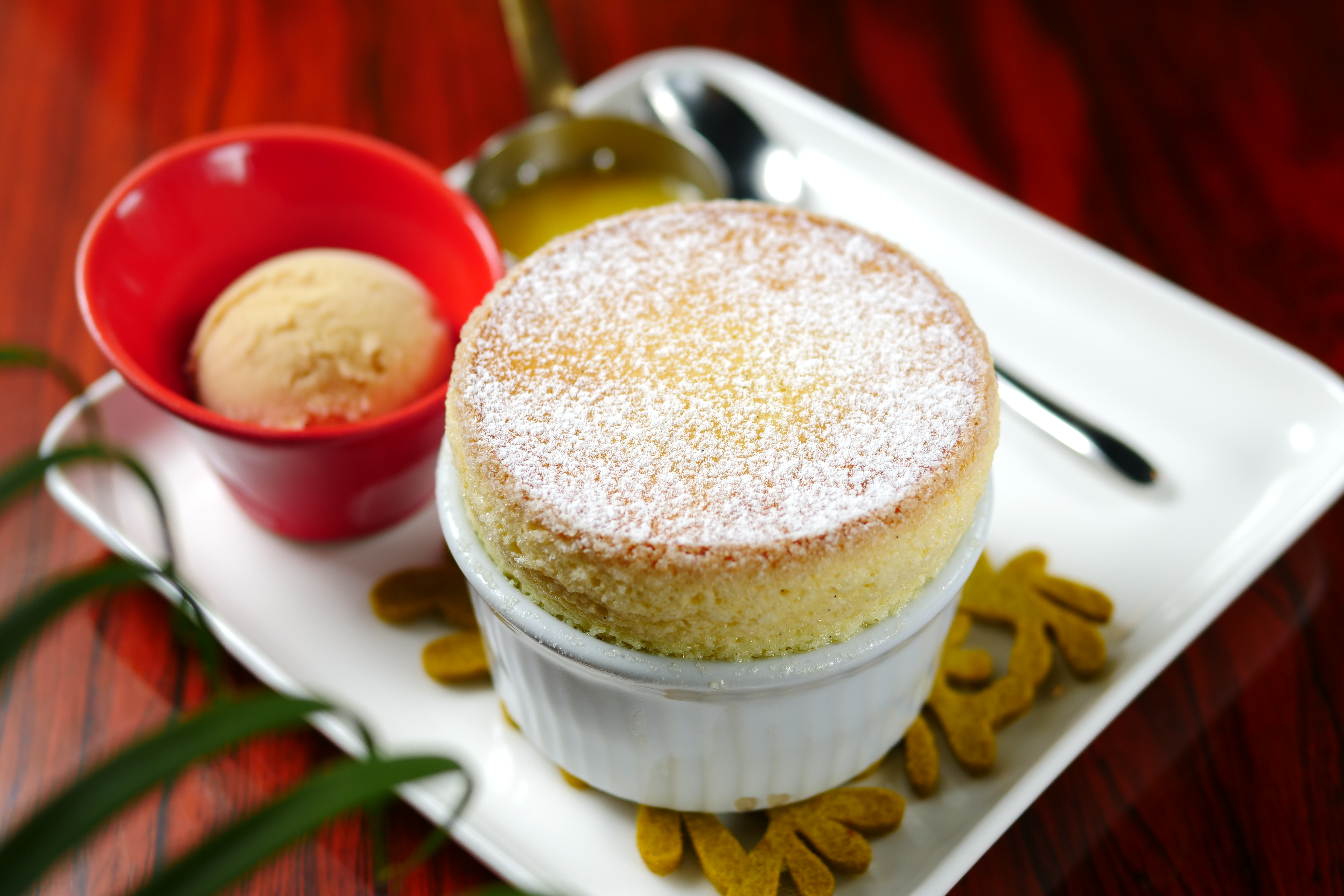 「咖朵咖啡」專賣熱甜點，舒芙蕾是店裡人氣商品。