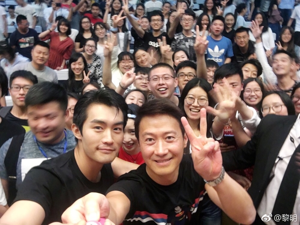 黎明近日招認升格當爹，但根據港媒爆料，他的新歡阿Wing去年10月還與前男友出席婚禮，如今卻懷孕6月，時間完全兜不攏。（翻攝自黎明微博）