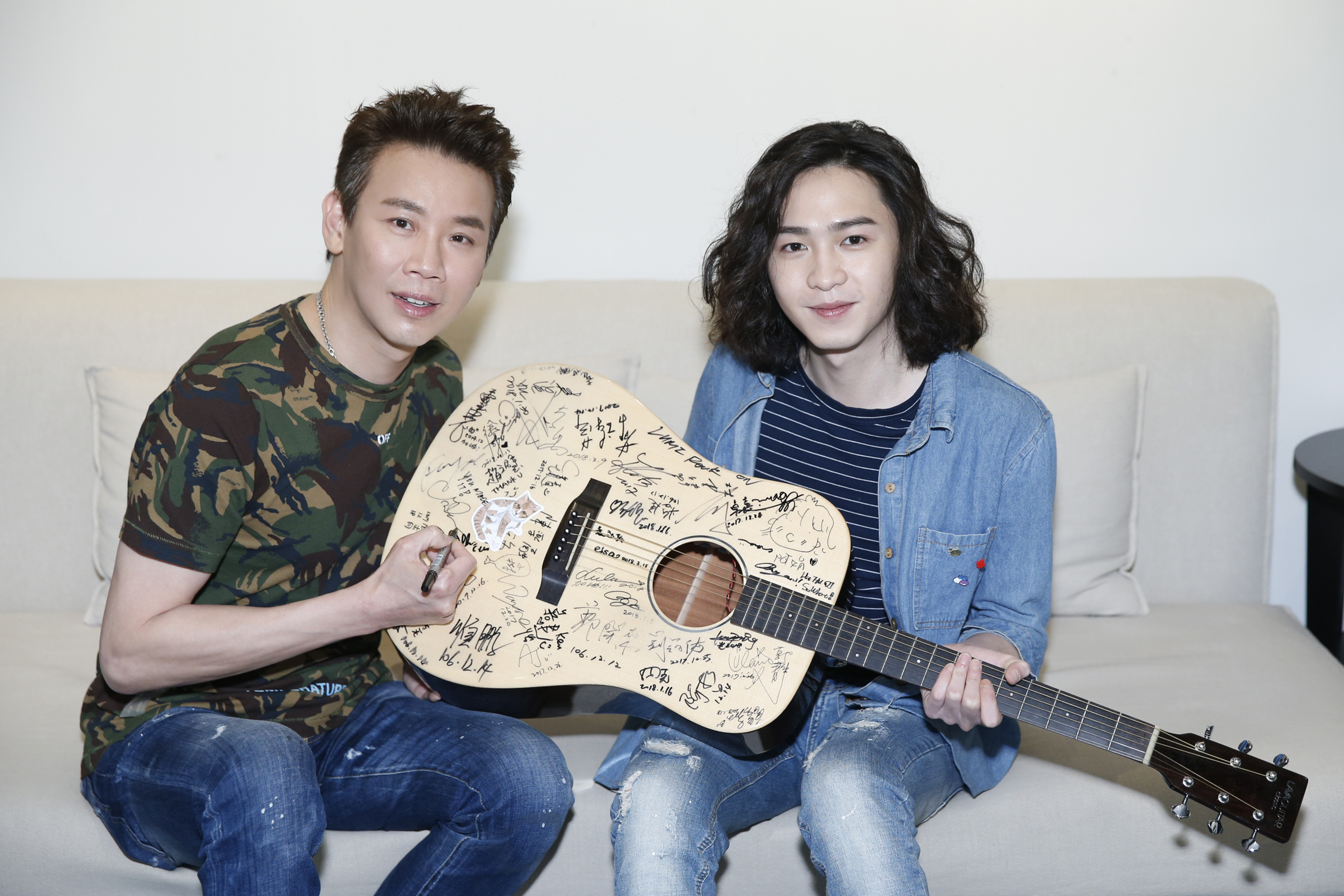 雖然老闆陶喆未現身，但事先為許含光在吉他上簽名，流露愛才之意。（種子音樂提供）